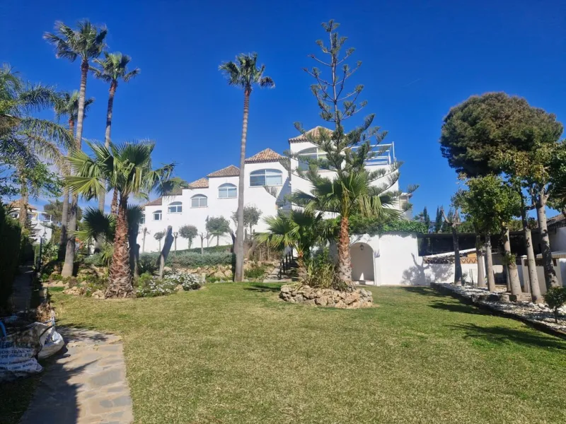 Top floor apartment very close to the beach in Costabella in East Marbella with beautiful sea views