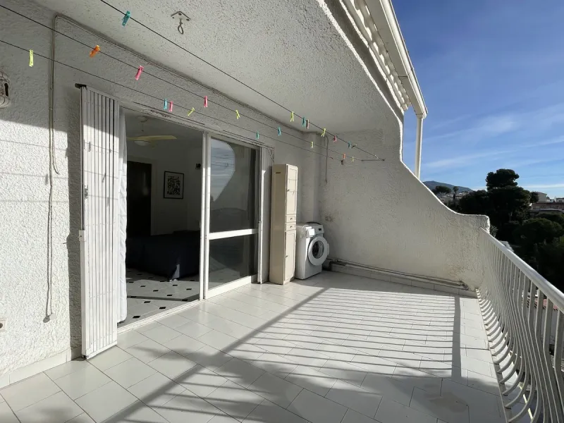 Lovely four bedroom, three bathroom villa built over three floors. Upon entering the main house, there is a spacious open plan kitchen and living room with fireplace, with a separate WC, an East facing balcony and a South facing terrace. The stairs lead t