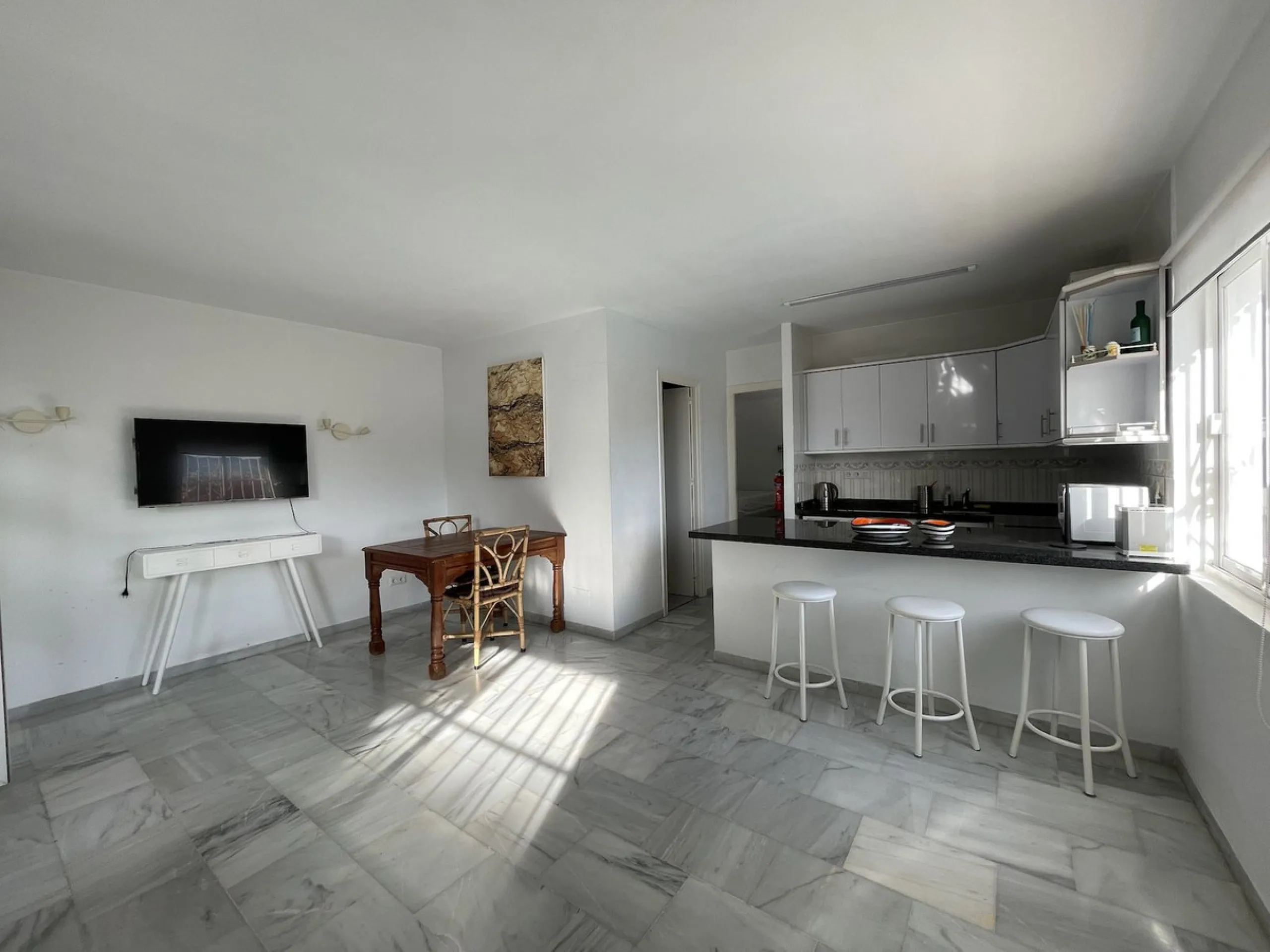 Lovely four bedroom, three bathroom villa built over three floors. Upon entering the main house, there is a spacious open plan kitchen and living room with fireplace, with a separate WC, an East facing balcony and a South facing terrace. The stairs lead t