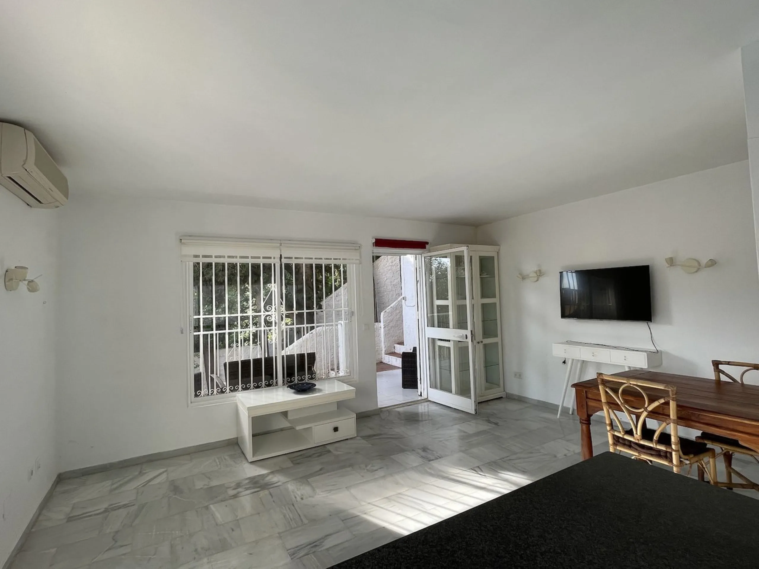 Lovely four bedroom, three bathroom villa built over three floors. Upon entering the main house, there is a spacious open plan kitchen and living room with fireplace, with a separate WC, an East facing balcony and a South facing terrace. The stairs lead t