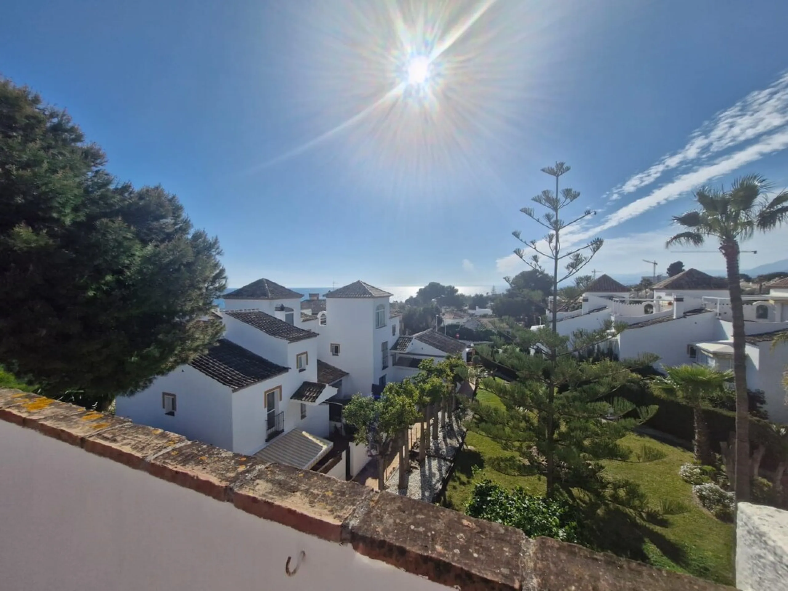 Top floor apartment very close to the beach in Costabella in East Marbella with beautiful sea views