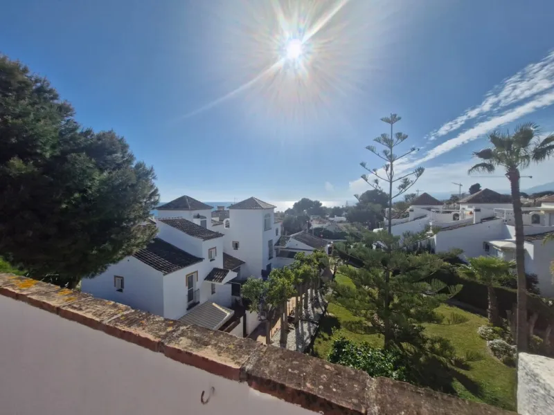 Top floor apartment very close to the beach in Costabella in East Marbella with beautiful sea views