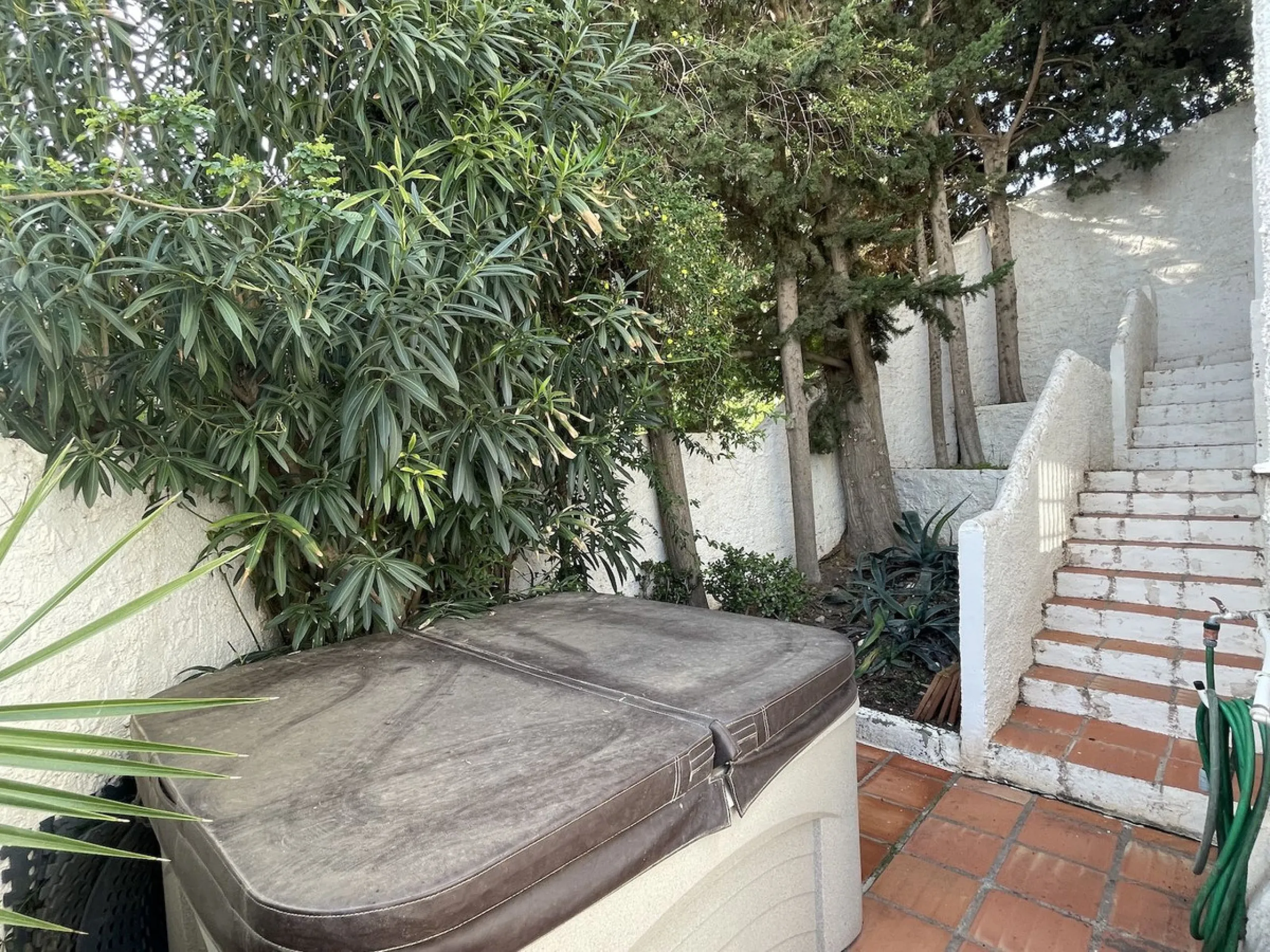 Lovely four bedroom, three bathroom villa built over three floors. Upon entering the main house, there is a spacious open plan kitchen and living room with fireplace, with a separate WC, an East facing balcony and a South facing terrace. The stairs lead t