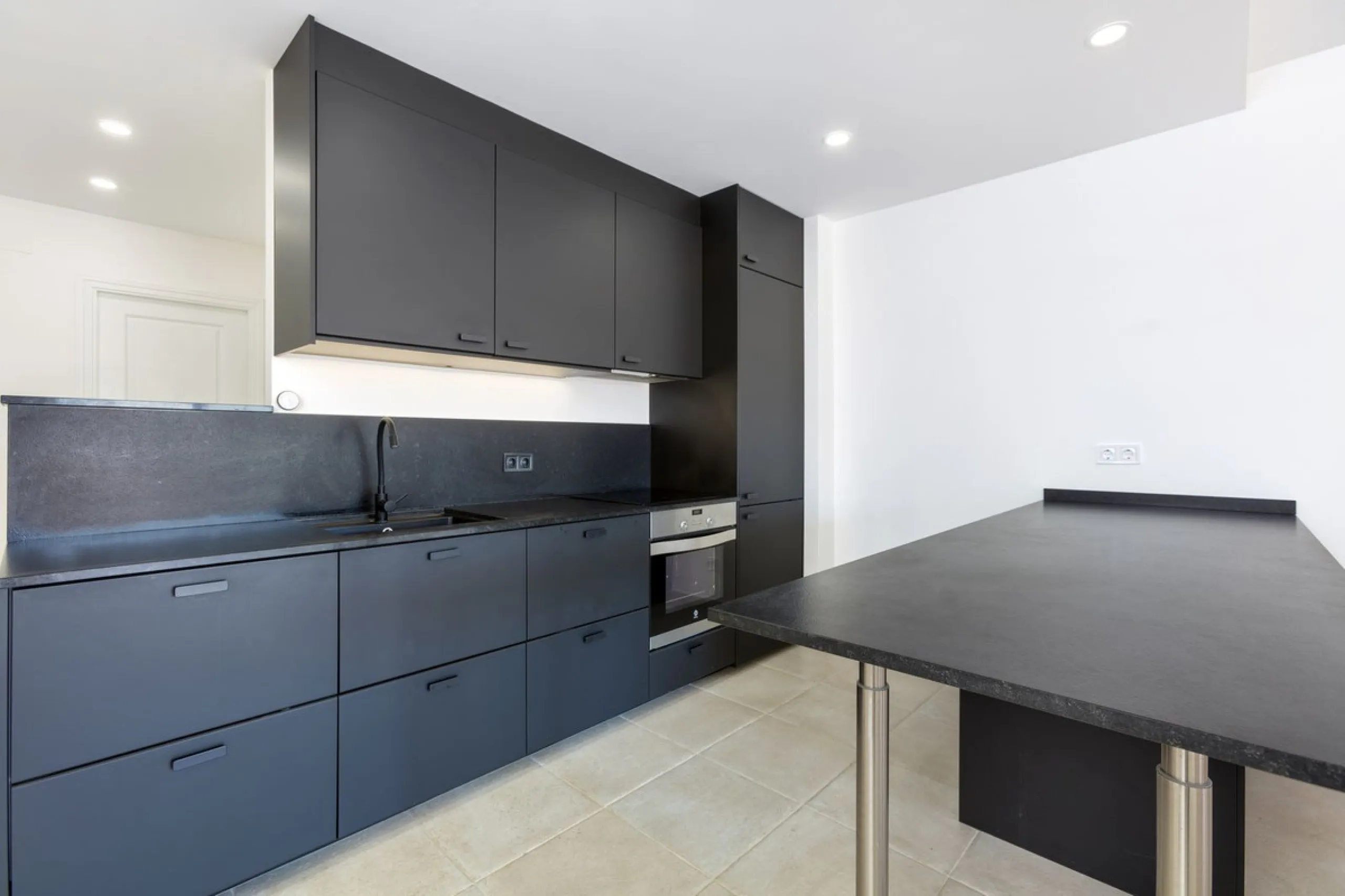 Great value 3-bedroom apartment in Nueva Andalucía, within walking distance to all amenities.
