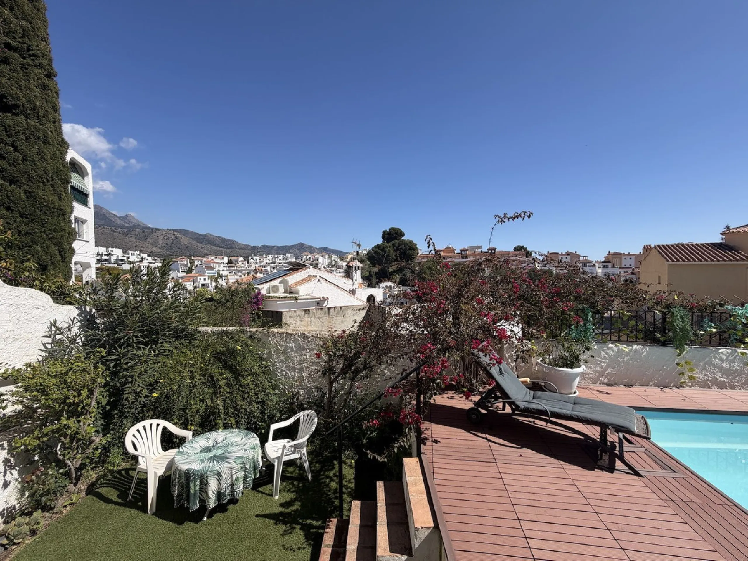 Lovely four bedroom, three bathroom villa built over three floors. Upon entering the main house, there is a spacious open plan kitchen and living room with fireplace, with a separate WC, an East facing balcony and a South facing terrace. The stairs lead t