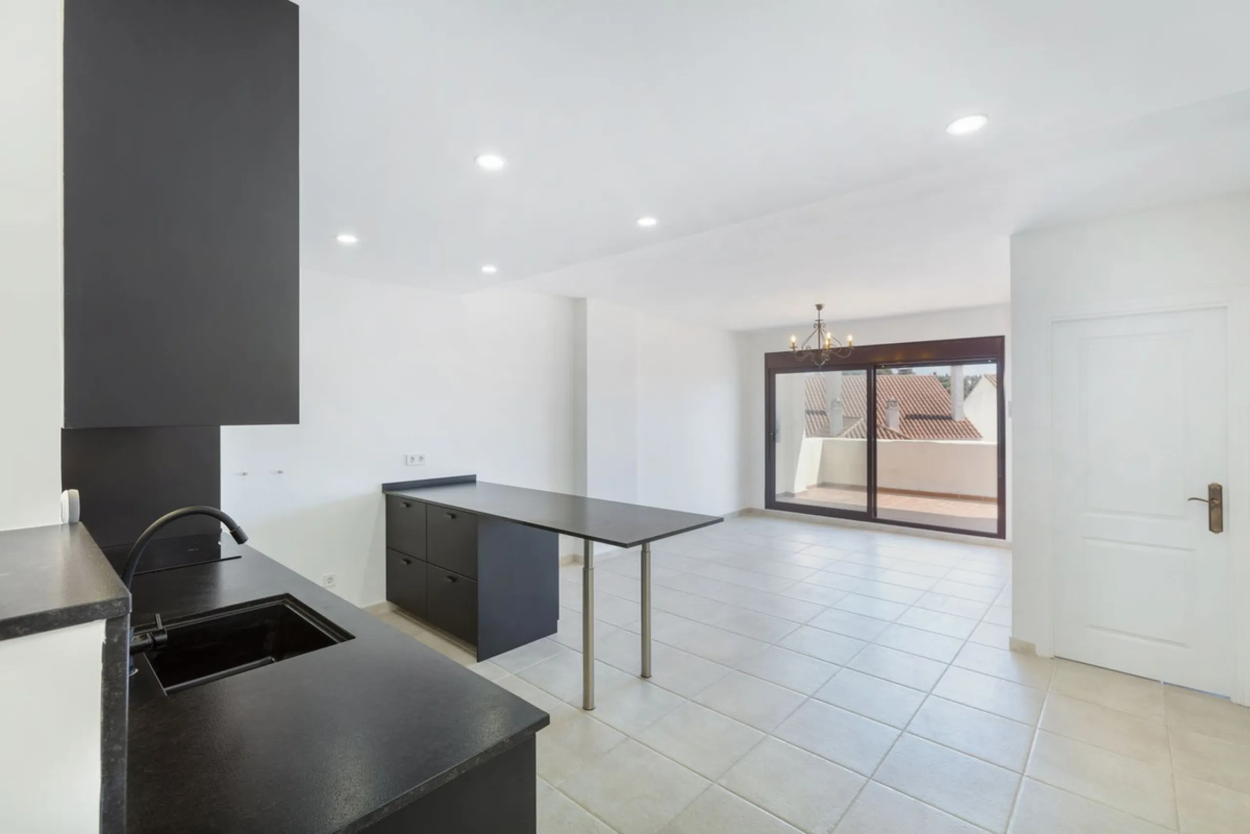 Great value 3-bedroom apartment in Nueva Andalucía, within walking distance to all amenities.