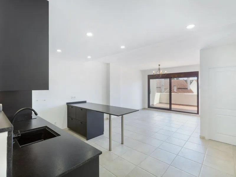 Great value 3-bedroom apartment in Nueva Andalucía, within walking distance to all amenities.