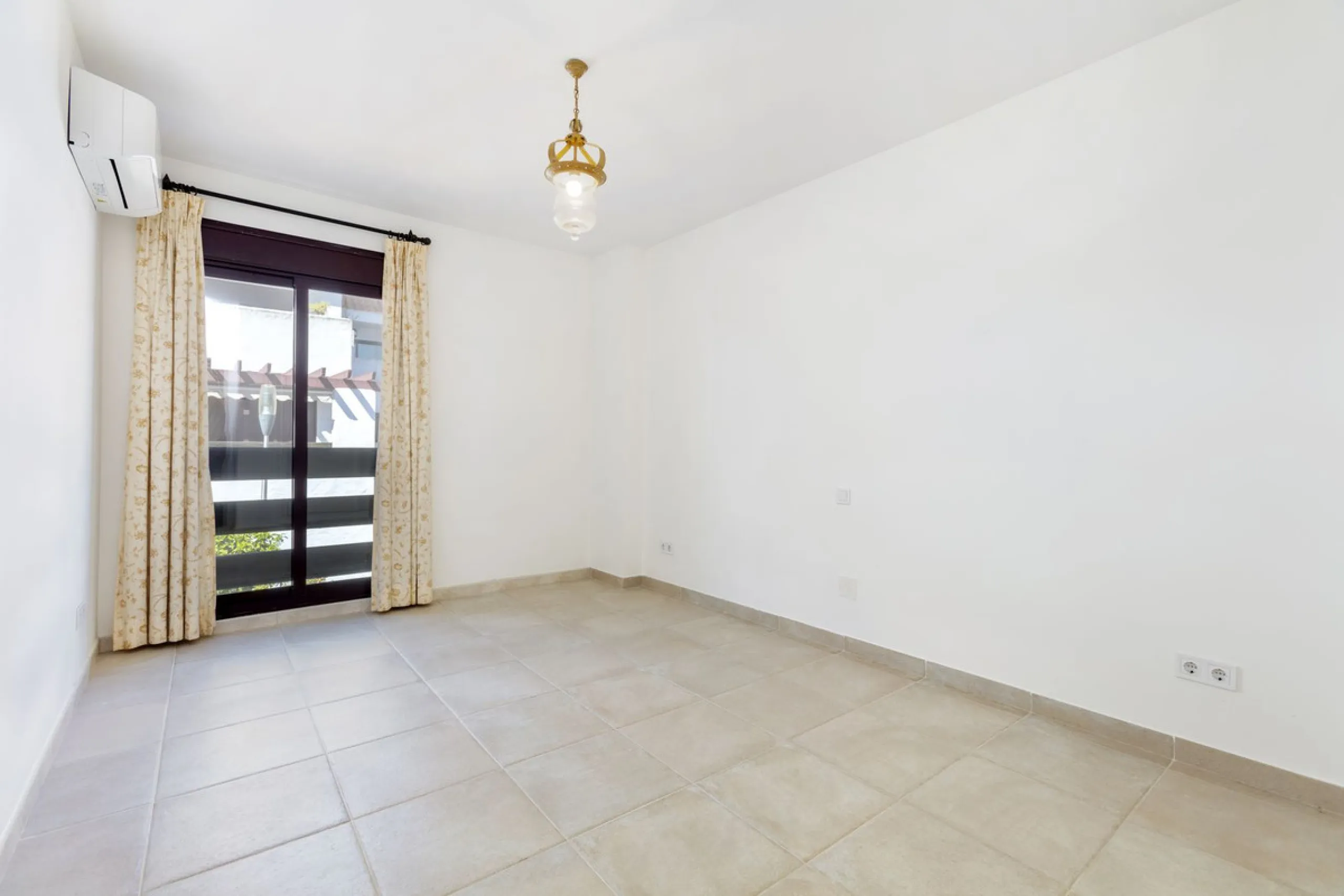 Great value 3-bedroom apartment in Nueva Andalucía, within walking distance to all amenities.