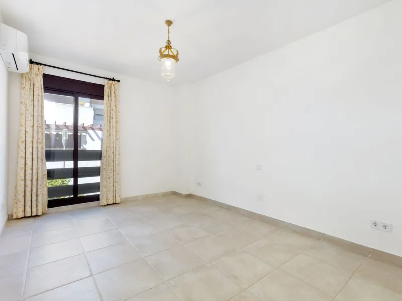 Great value 3-bedroom apartment in Nueva Andalucía, within walking distance to all amenities.