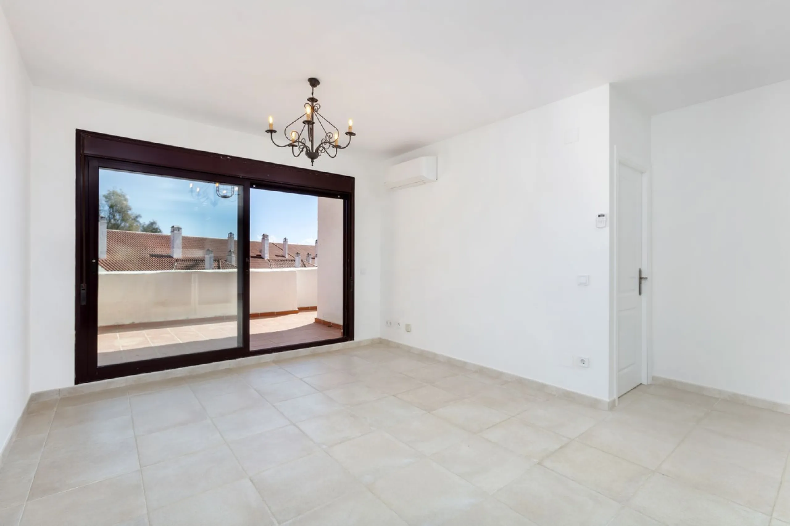Great value 3-bedroom apartment in Nueva Andalucía, within walking distance to all amenities.