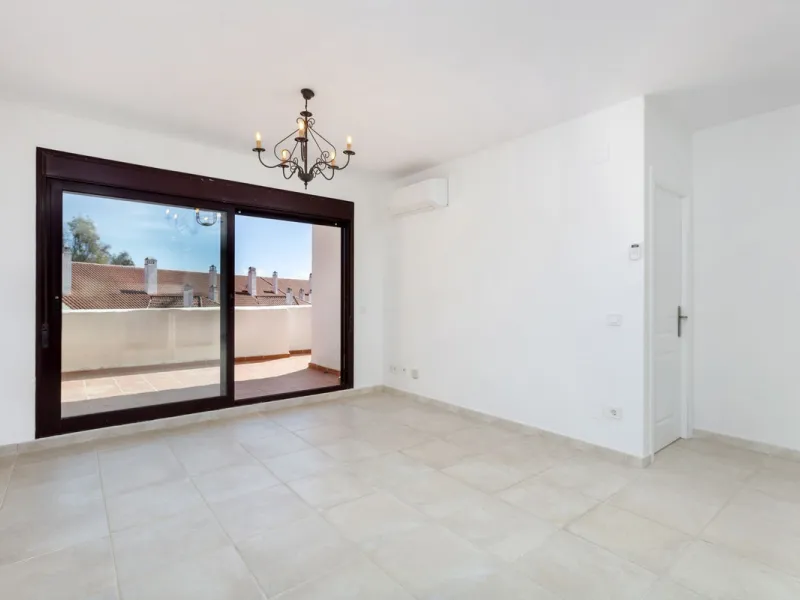 Great value 3-bedroom apartment in Nueva Andalucía, within walking distance to all amenities.