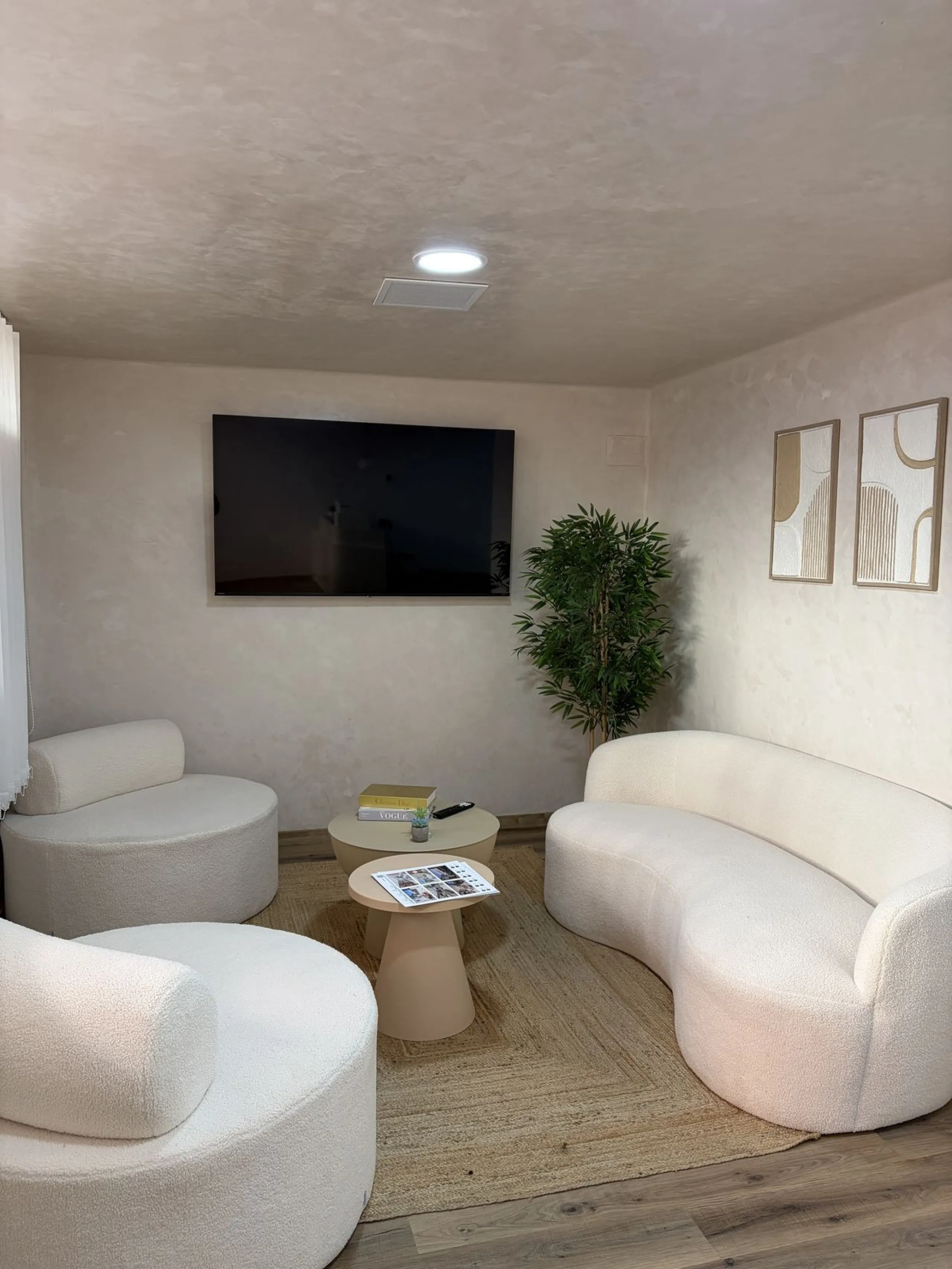 An elegant and representative office located in one of the most sought-after areas of Nueva Andalucía, next to Los Naranjos Golf. A spacious and bright workspace ready to move into, ideal for companies looking for image, comfort and functionality.