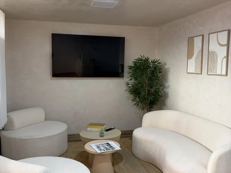 An elegant and representative office located in one of the most sought-after areas of Nueva Andalucía, next to Los Naranjos Golf. A spacious and bright workspace ready to move into, ideal for companies looking for image, comfort and functionality.