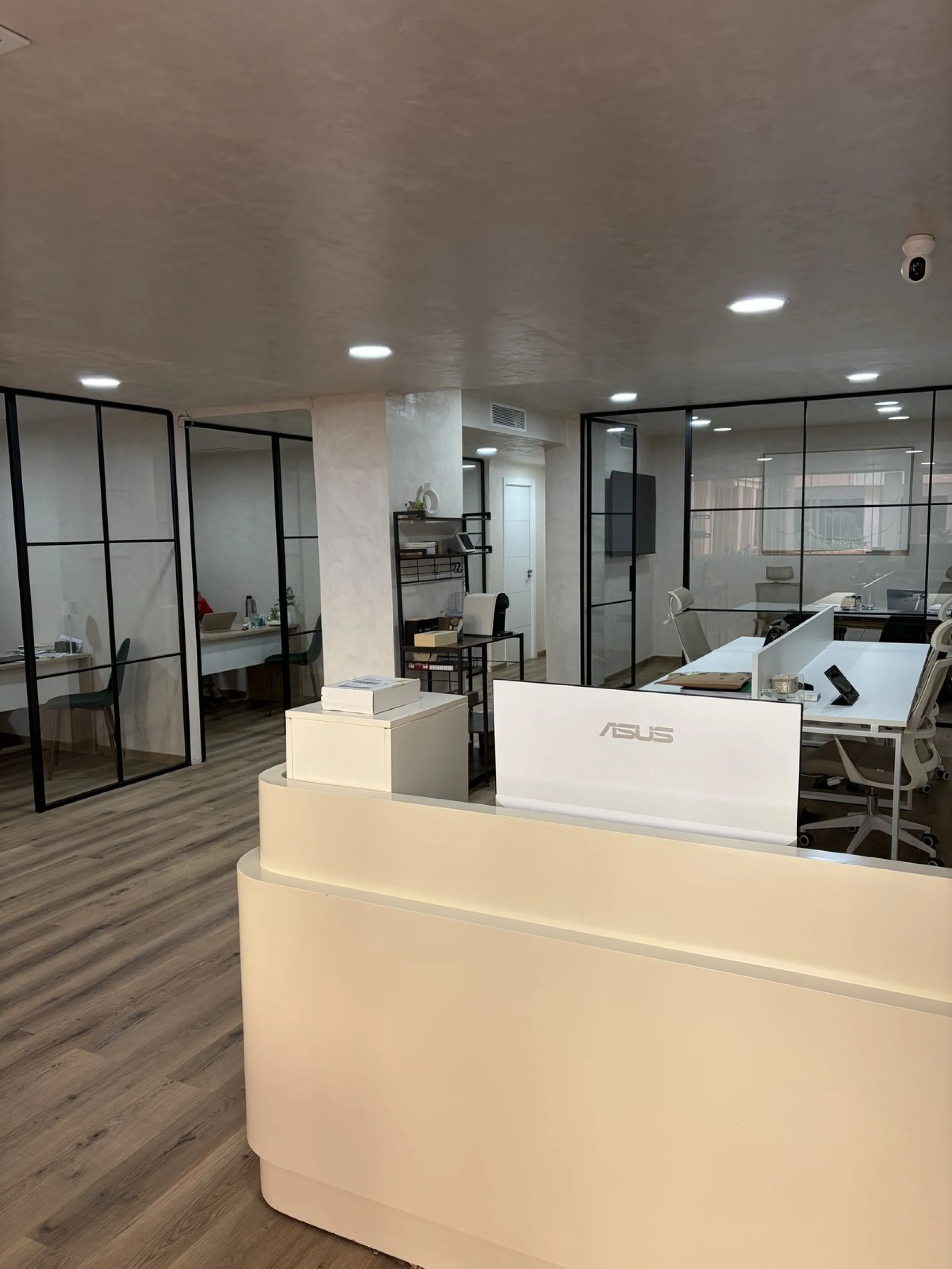 An elegant and representative office located in one of the most sought-after areas of Nueva Andalucía, next to Los Naranjos Golf. A spacious and bright workspace ready to move into, ideal for companies looking for image, comfort and functionality.