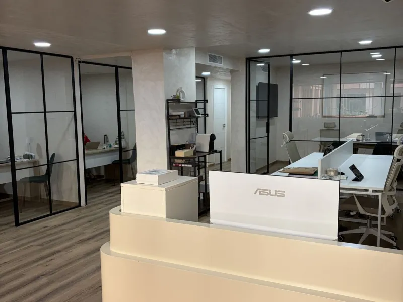 An elegant and representative office located in one of the most sought-after areas of Nueva Andalucía, next to Los Naranjos Golf. A spacious and bright workspace ready to move into, ideal for companies looking for image, comfort and functionality.