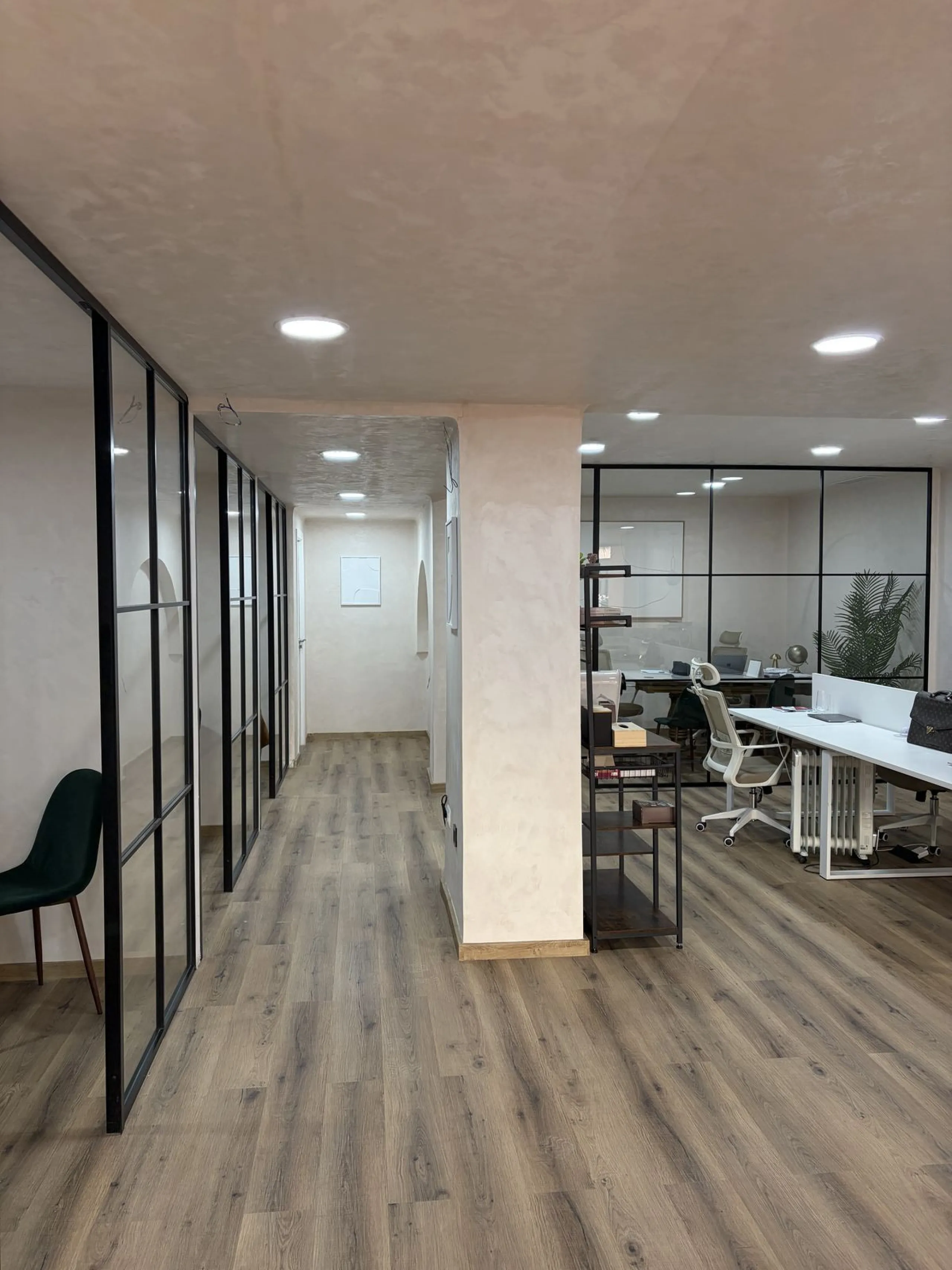 An elegant and representative office located in one of the most sought-after areas of Nueva Andalucía, next to Los Naranjos Golf. A spacious and bright workspace ready to move into, ideal for companies looking for image, comfort and functionality.