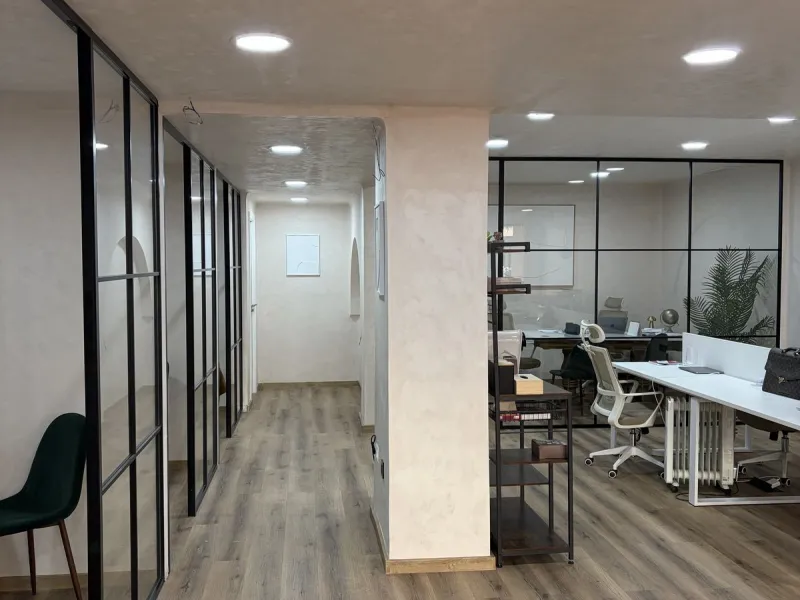 An elegant and representative office located in one of the most sought-after areas of Nueva Andalucía, next to Los Naranjos Golf. A spacious and bright workspace ready to move into, ideal for companies looking for image, comfort and functionality.