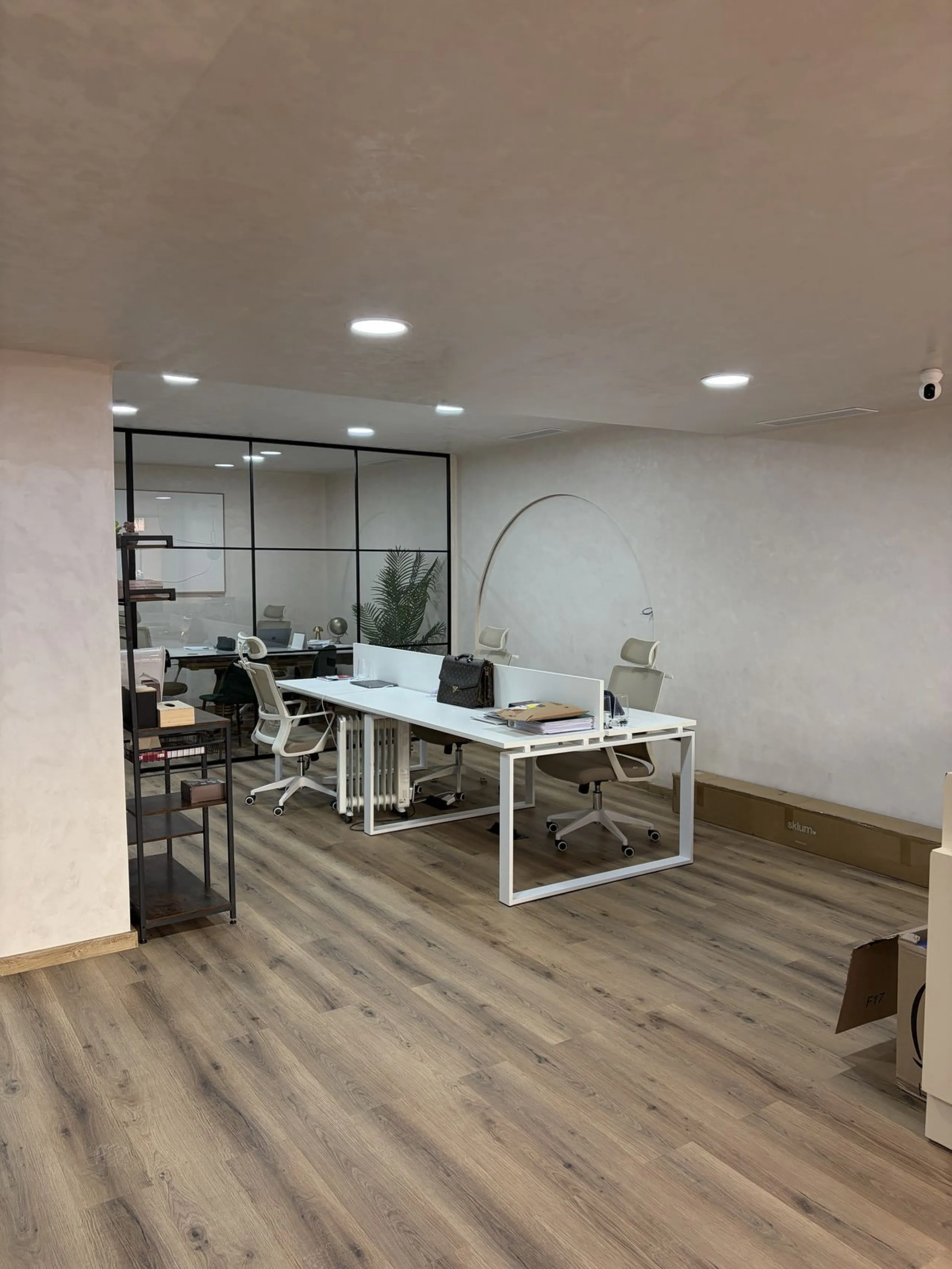 An elegant and representative office located in one of the most sought-after areas of Nueva Andalucía, next to Los Naranjos Golf. A spacious and bright workspace ready to move into, ideal for companies looking for image, comfort and functionality.