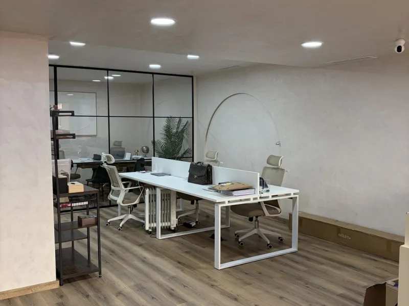 An elegant and representative office located in one of the most sought-after areas of Nueva Andalucía, next to Los Naranjos Golf. A spacious and bright workspace ready to move into, ideal for companies looking for image, comfort and functionality.