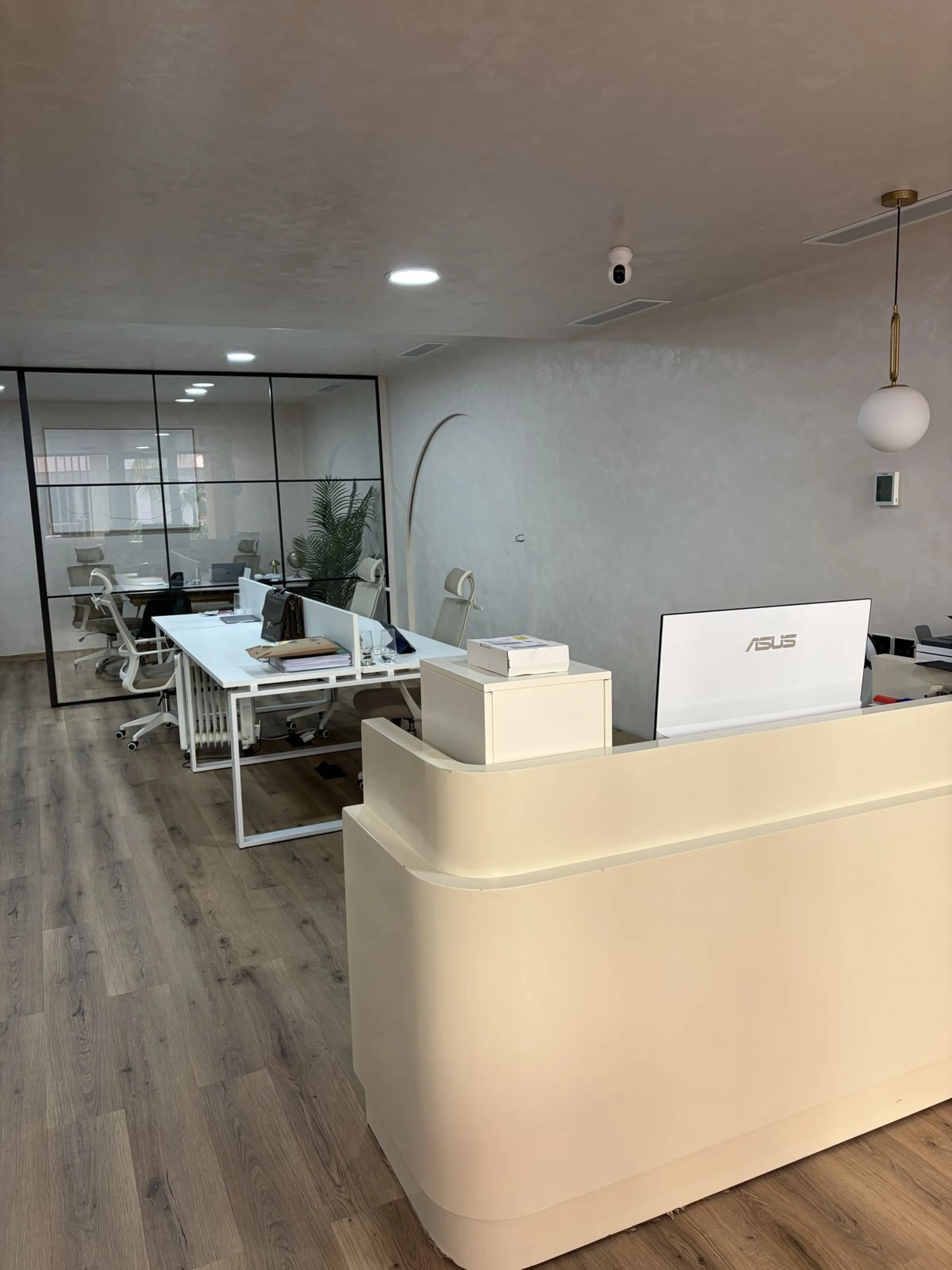An elegant and representative office located in one of the most sought-after areas of Nueva Andalucía, next to Los Naranjos Golf. A spacious and bright workspace ready to move into, ideal for companies looking for image, comfort and functionality.