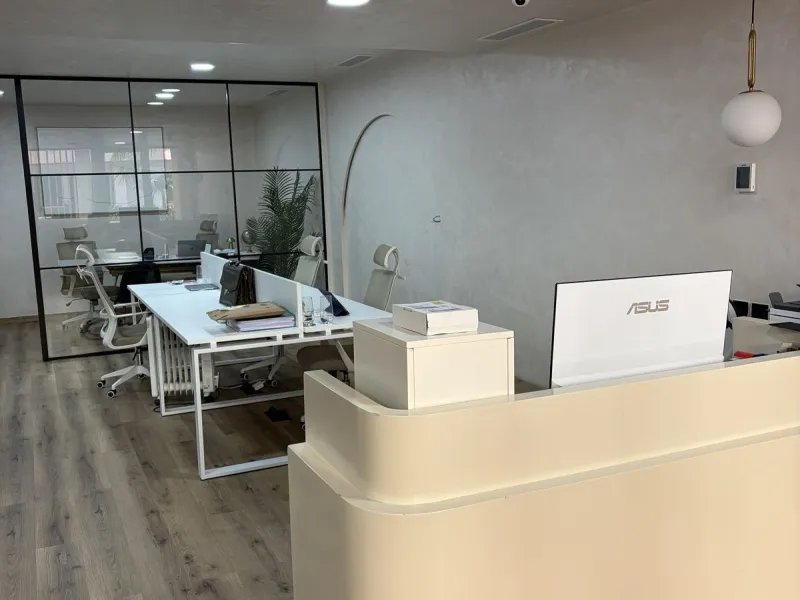 An elegant and representative office located in one of the most sought-after areas of Nueva Andalucía, next to Los Naranjos Golf. A spacious and bright workspace ready to move into, ideal for companies looking for image, comfort and functionality.