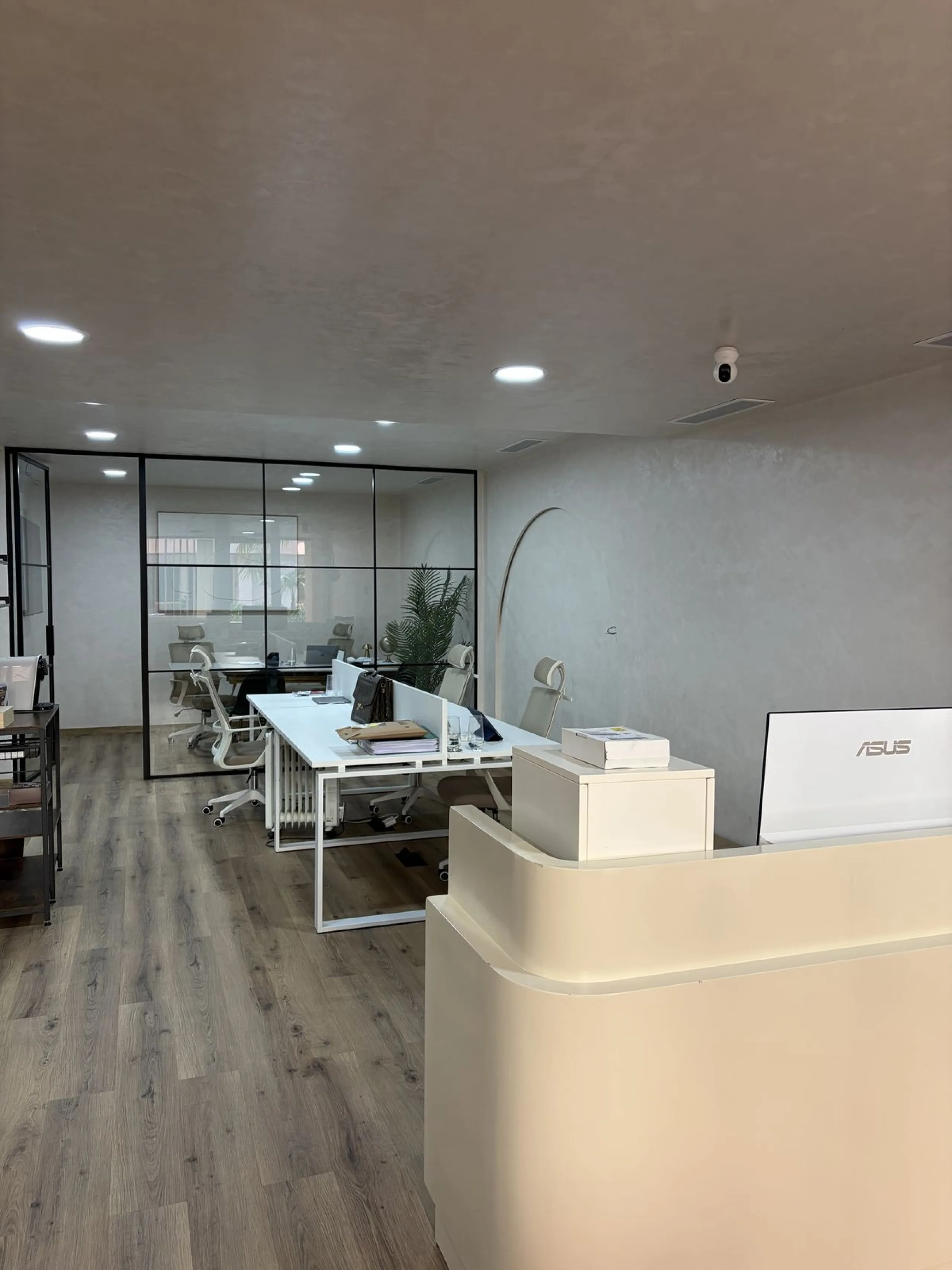 An elegant and representative office located in one of the most sought-after areas of Nueva Andalucía, next to Los Naranjos Golf. A spacious and bright workspace ready to move into, ideal for companies looking for image, comfort and functionality.