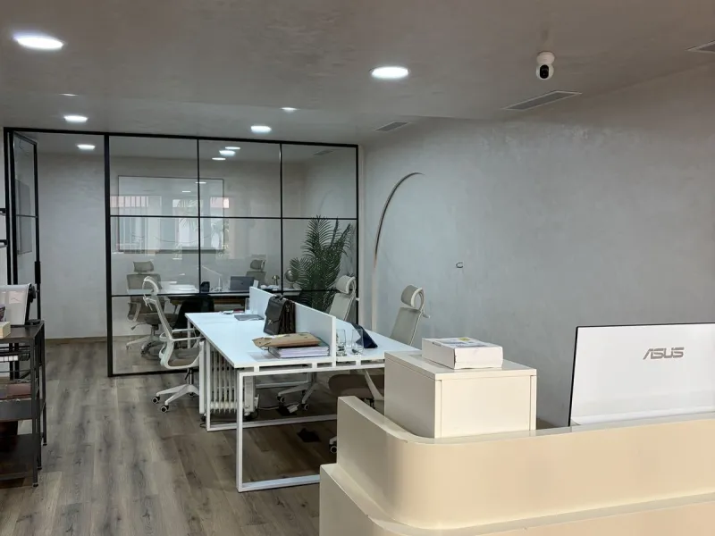 An elegant and representative office located in one of the most sought-after areas of Nueva Andalucía, next to Los Naranjos Golf. A spacious and bright workspace ready to move into, ideal for companies looking for image, comfort and functionality.