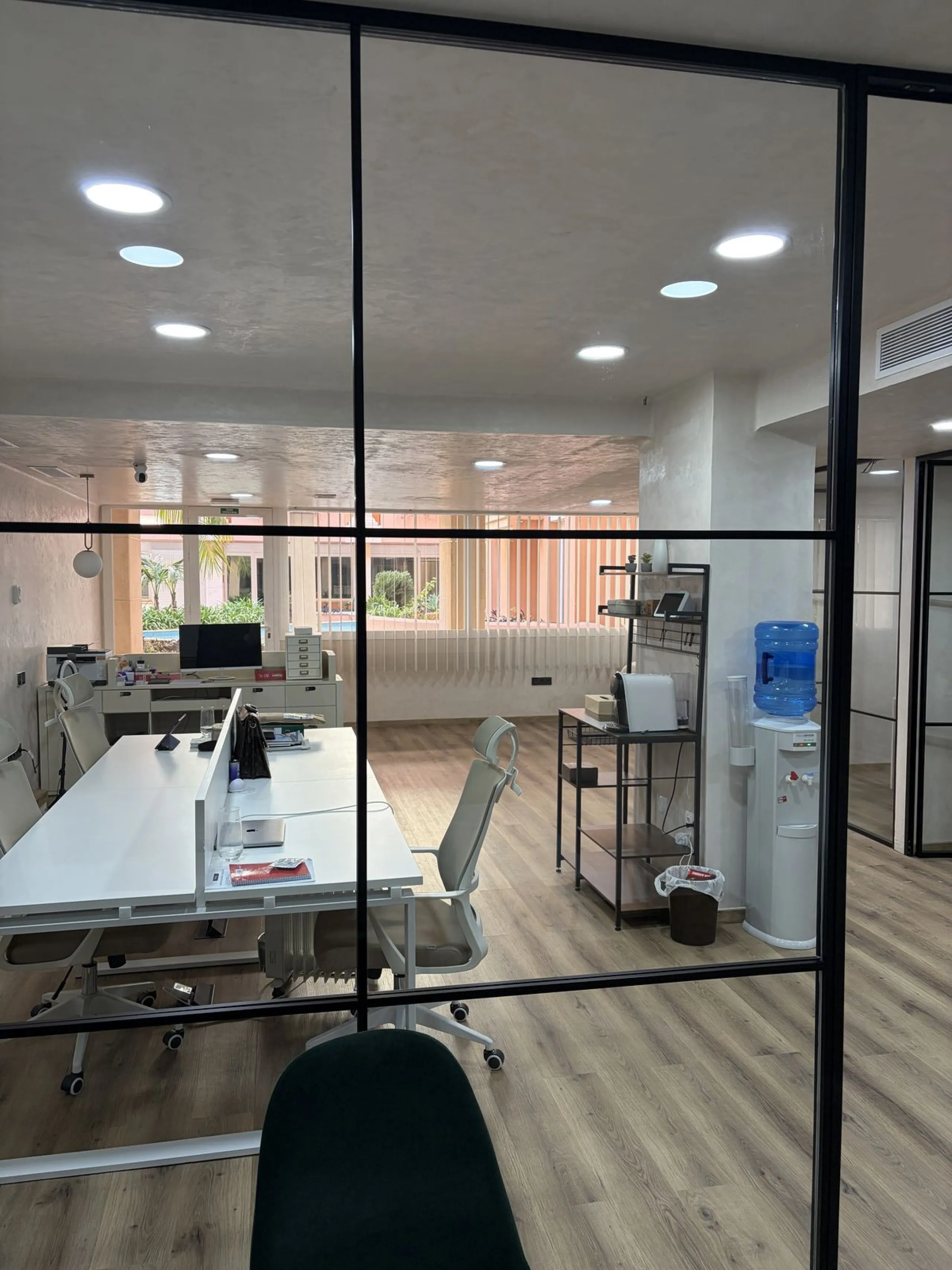 An elegant and representative office located in one of the most sought-after areas of Nueva Andalucía, next to Los Naranjos Golf. A spacious and bright workspace ready to move into, ideal for companies looking for image, comfort and functionality.
