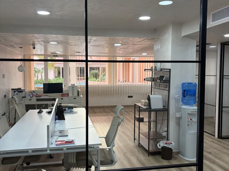 An elegant and representative office located in one of the most sought-after areas of Nueva Andalucía, next to Los Naranjos Golf. A spacious and bright workspace ready to move into, ideal for companies looking for image, comfort and functionality.