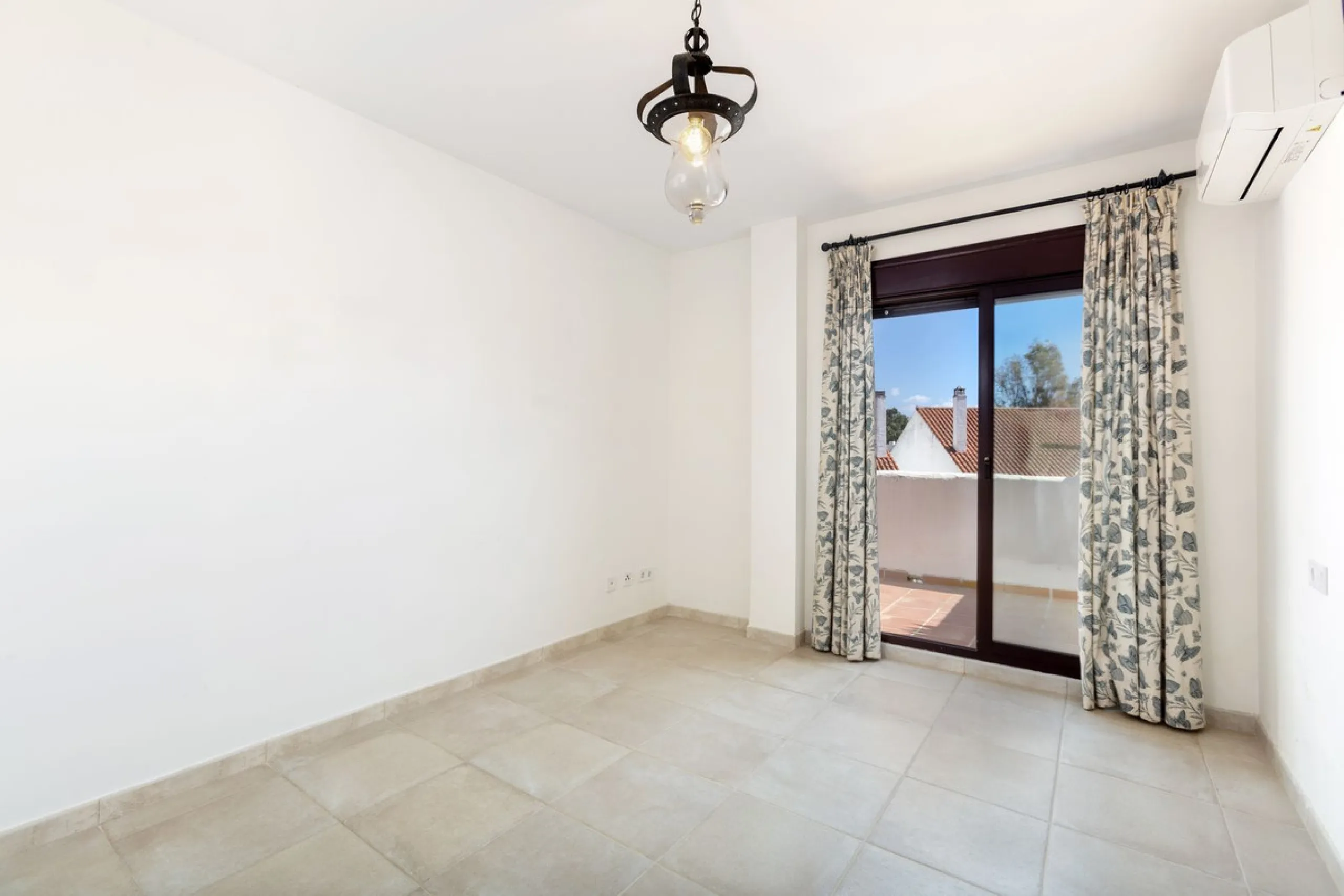 Great value 3-bedroom apartment in Nueva Andalucía, within walking distance to all amenities.