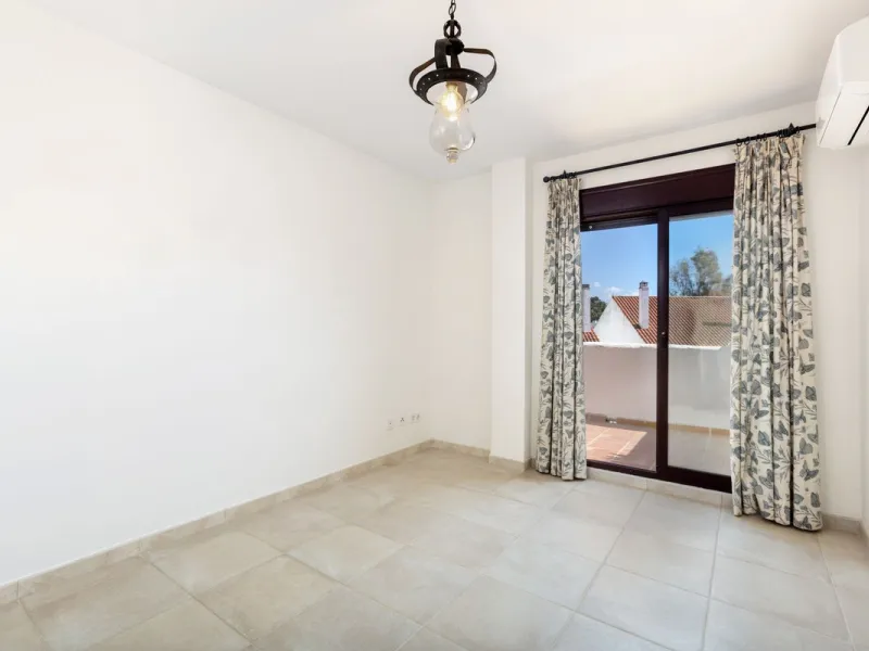 Great value 3-bedroom apartment in Nueva Andalucía, within walking distance to all amenities.