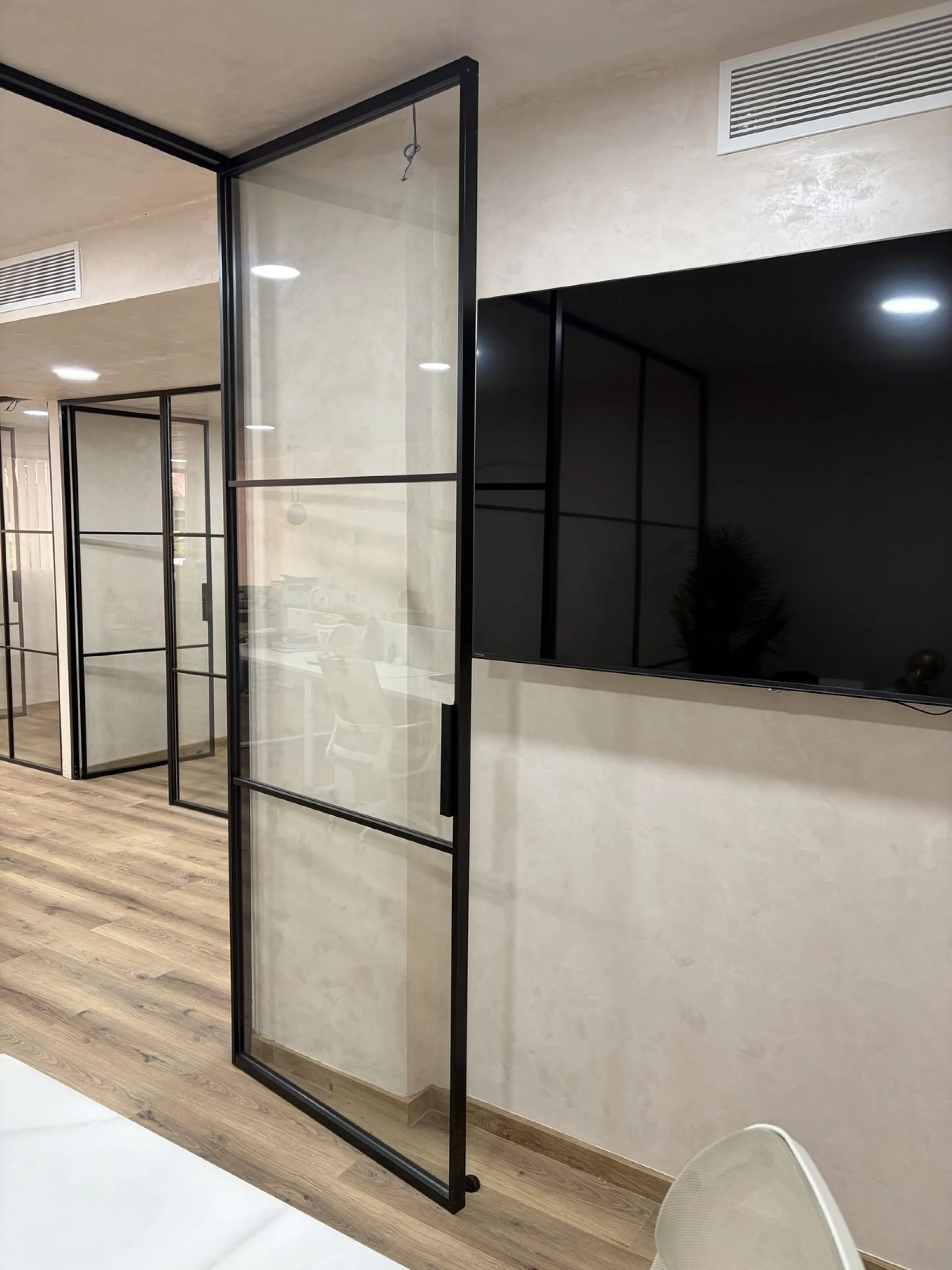 An elegant and representative office located in one of the most sought-after areas of Nueva Andalucía, next to Los Naranjos Golf. A spacious and bright workspace ready to move into, ideal for companies looking for image, comfort and functionality.