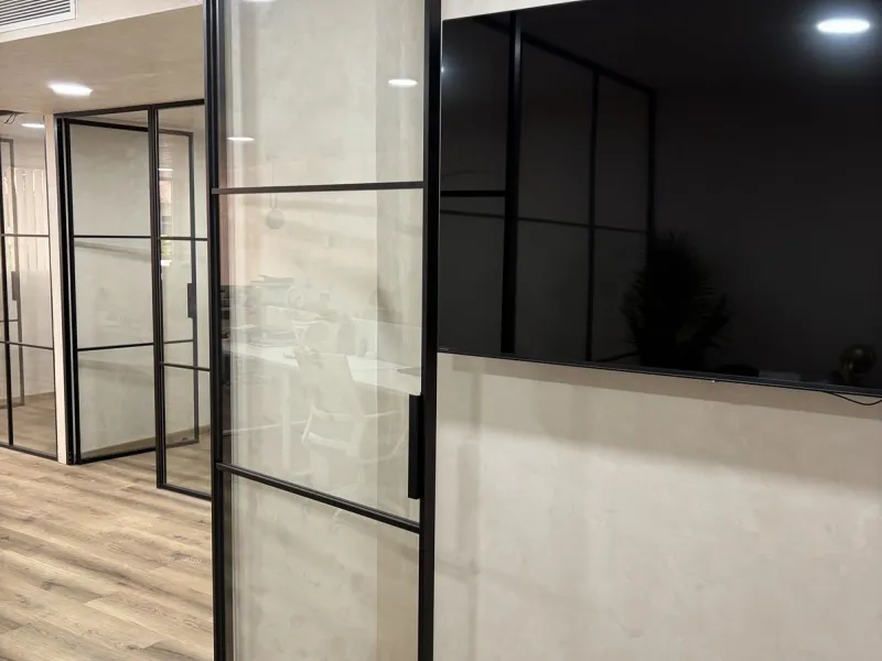 An elegant and representative office located in one of the most sought-after areas of Nueva Andalucía, next to Los Naranjos Golf. A spacious and bright workspace ready to move into, ideal for companies looking for image, comfort and functionality.