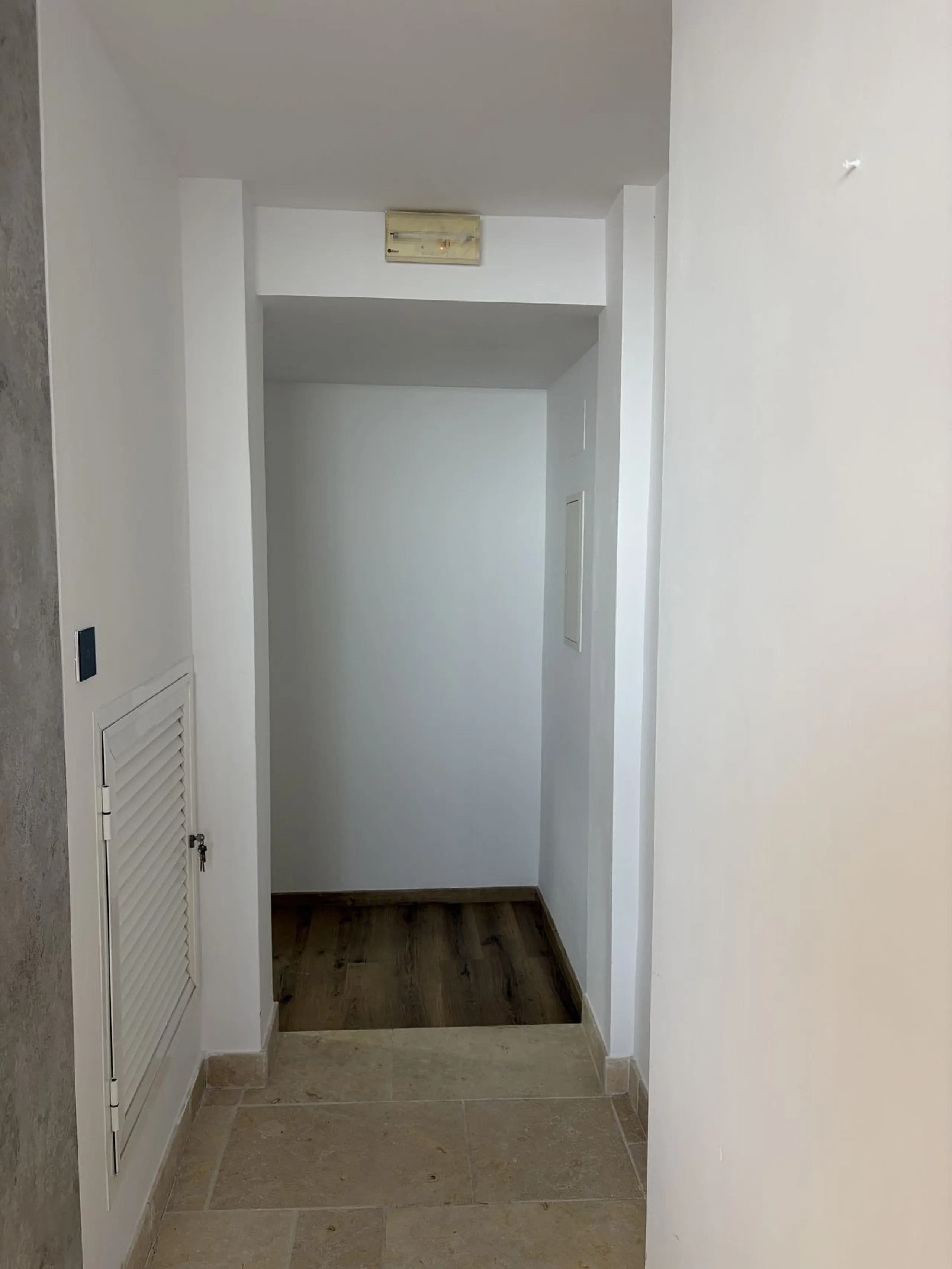An elegant and representative office located in one of the most sought-after areas of Nueva Andalucía, next to Los Naranjos Golf. A spacious and bright workspace ready to move into, ideal for companies looking for image, comfort and functionality.