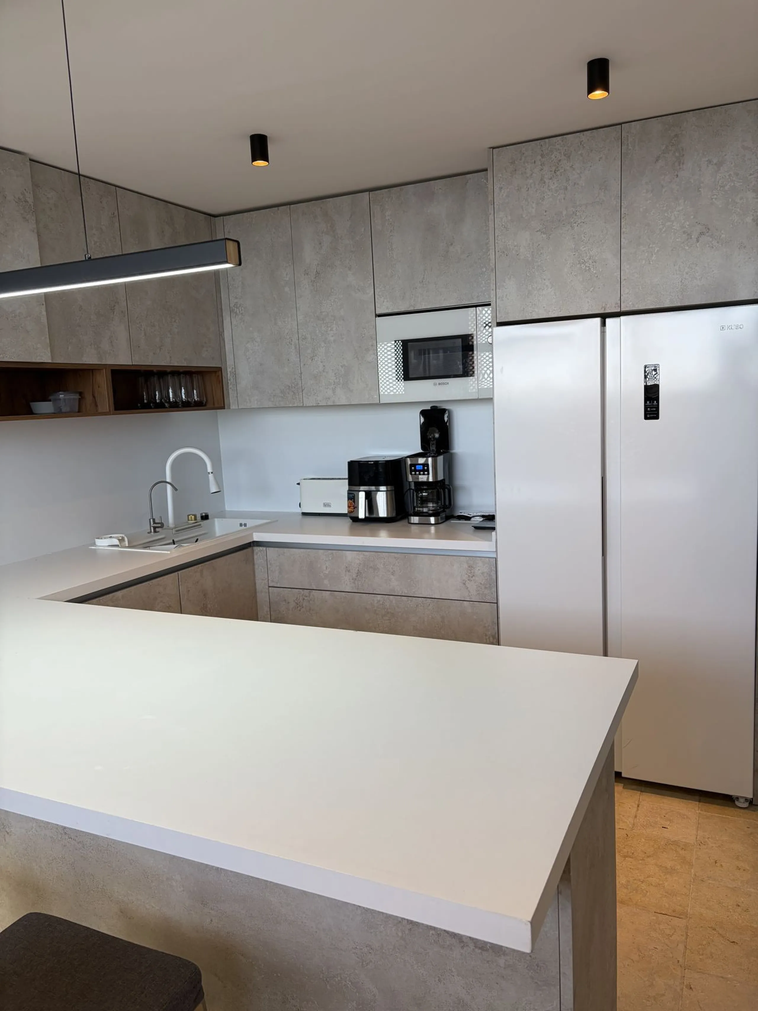 An elegant and representative office located in one of the most sought-after areas of Nueva Andalucía, next to Los Naranjos Golf. A spacious and bright workspace ready to move into, ideal for companies looking for image, comfort and functionality.