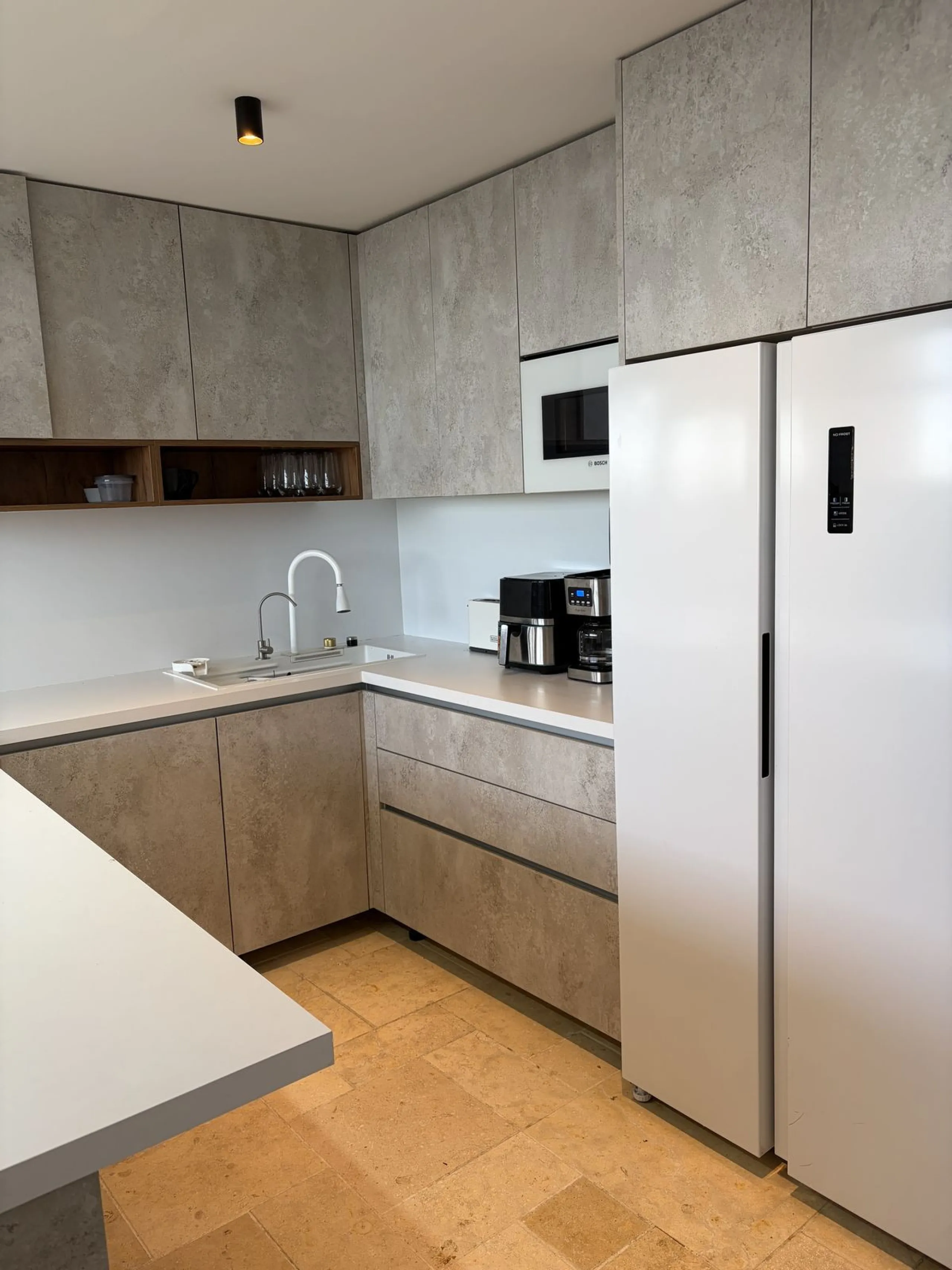An elegant and representative office located in one of the most sought-after areas of Nueva Andalucía, next to Los Naranjos Golf. A spacious and bright workspace ready to move into, ideal for companies looking for image, comfort and functionality.