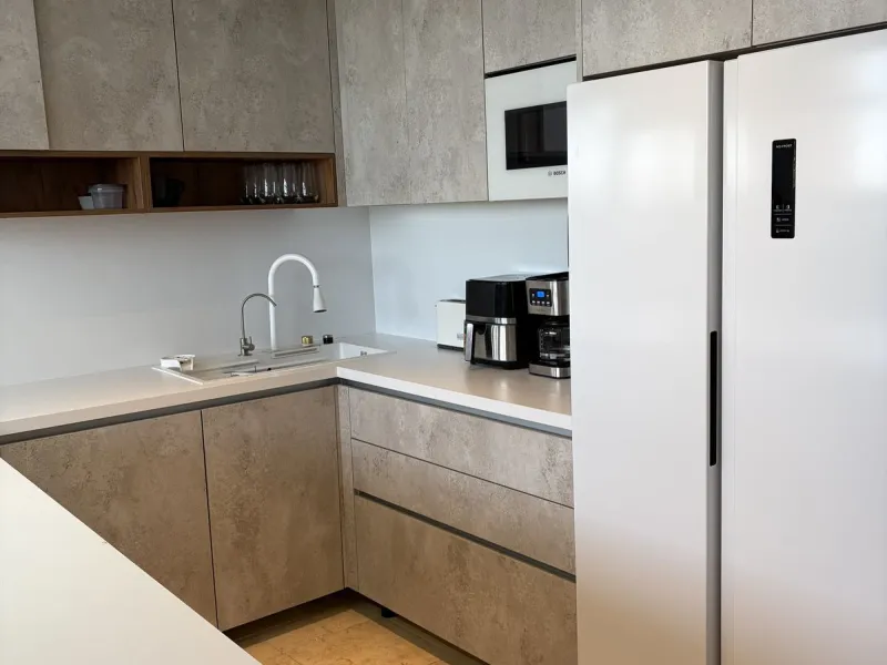 An elegant and representative office located in one of the most sought-after areas of Nueva Andalucía, next to Los Naranjos Golf. A spacious and bright workspace ready to move into, ideal for companies looking for image, comfort and functionality.