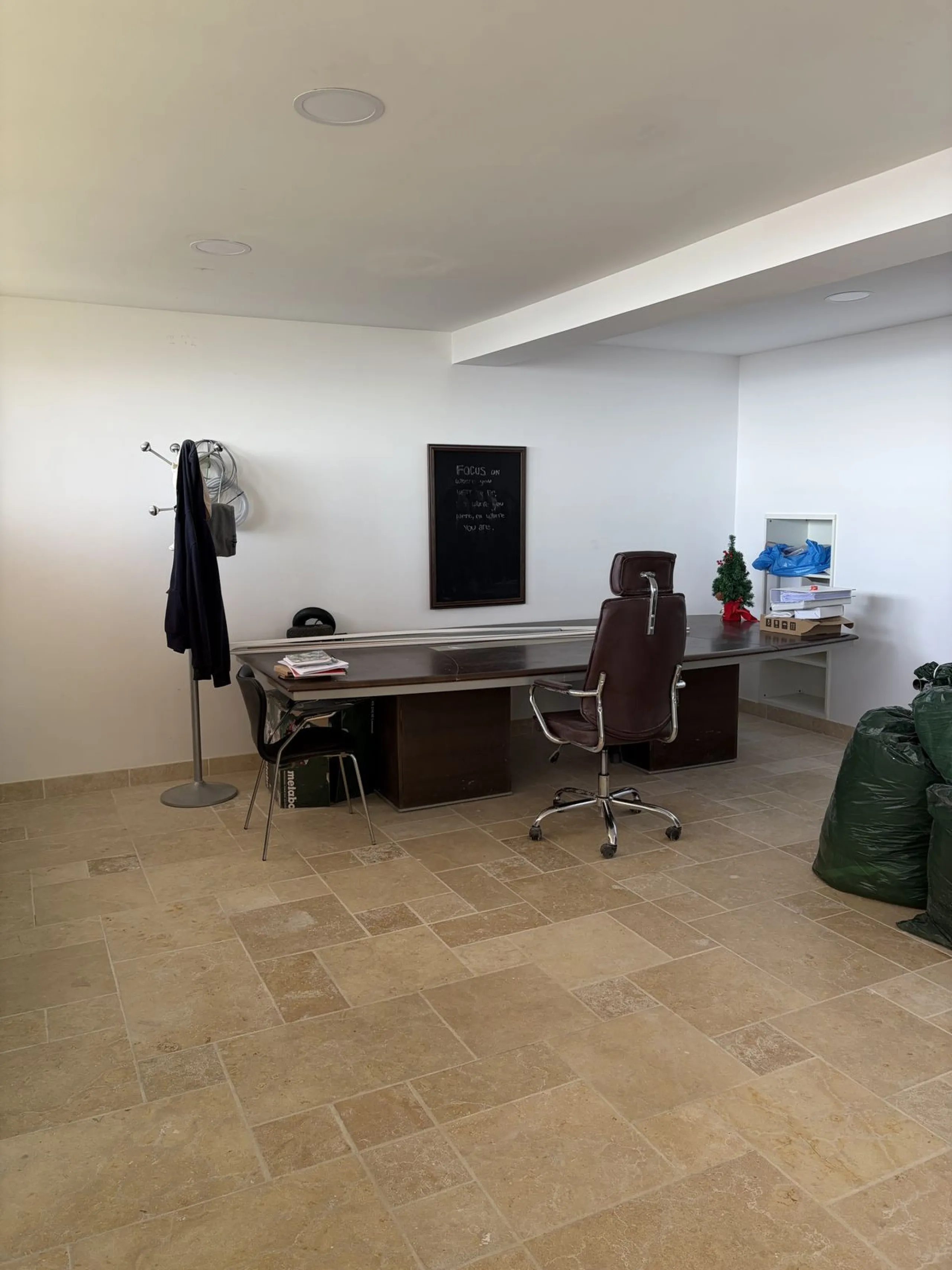An elegant and representative office located in one of the most sought-after areas of Nueva Andalucía, next to Los Naranjos Golf. A spacious and bright workspace ready to move into, ideal for companies looking for image, comfort and functionality.