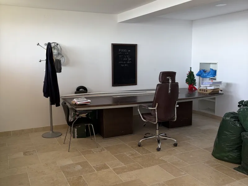 An elegant and representative office located in one of the most sought-after areas of Nueva Andalucía, next to Los Naranjos Golf. A spacious and bright workspace ready to move into, ideal for companies looking for image, comfort and functionality.