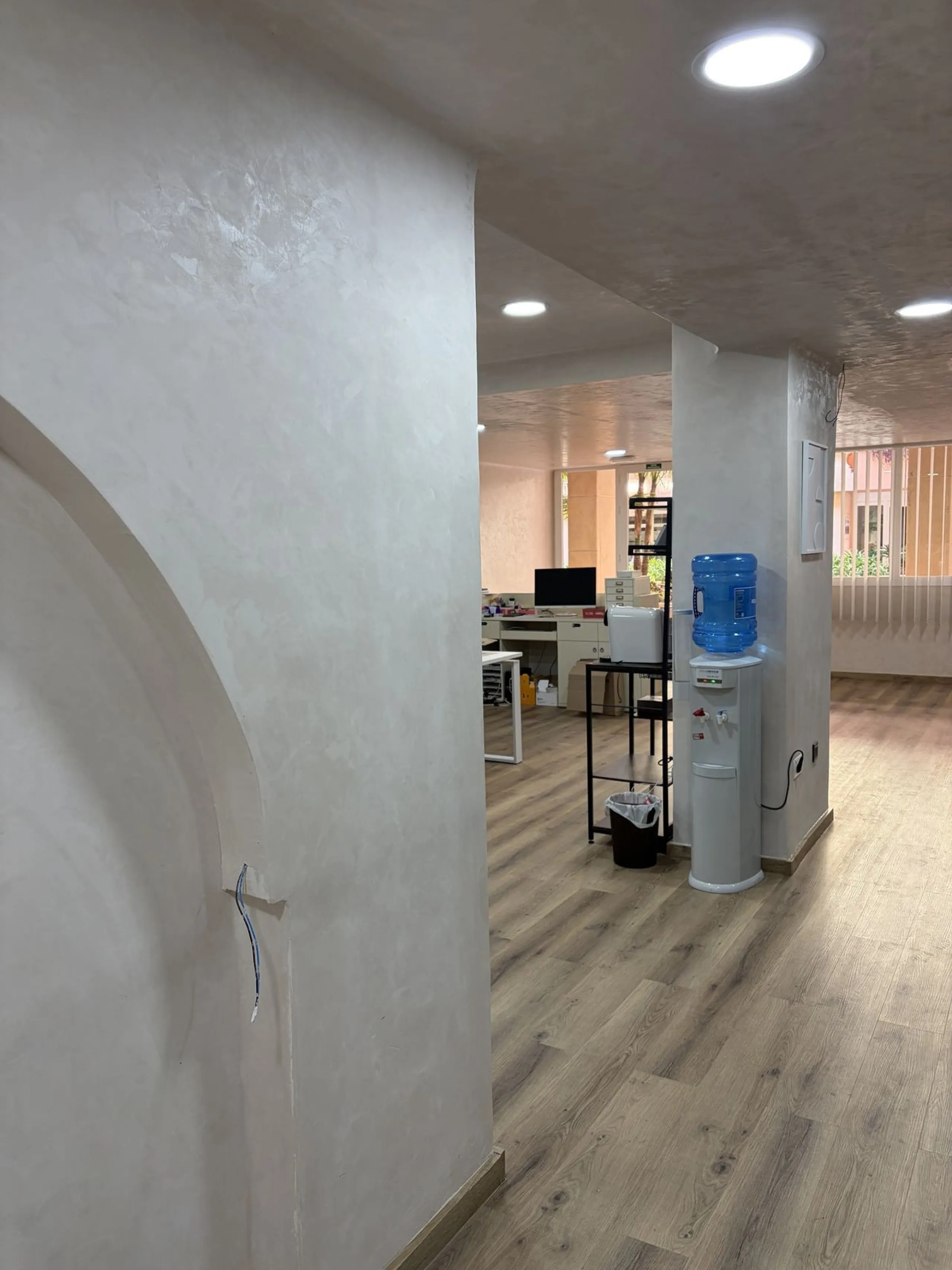An elegant and representative office located in one of the most sought-after areas of Nueva Andalucía, next to Los Naranjos Golf. A spacious and bright workspace ready to move into, ideal for companies looking for image, comfort and functionality.