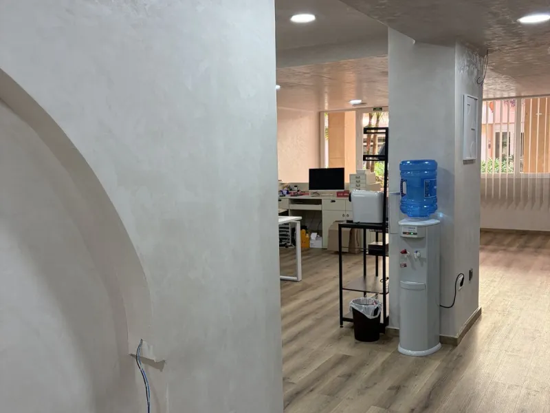 An elegant and representative office located in one of the most sought-after areas of Nueva Andalucía, next to Los Naranjos Golf. A spacious and bright workspace ready to move into, ideal for companies looking for image, comfort and functionality.
