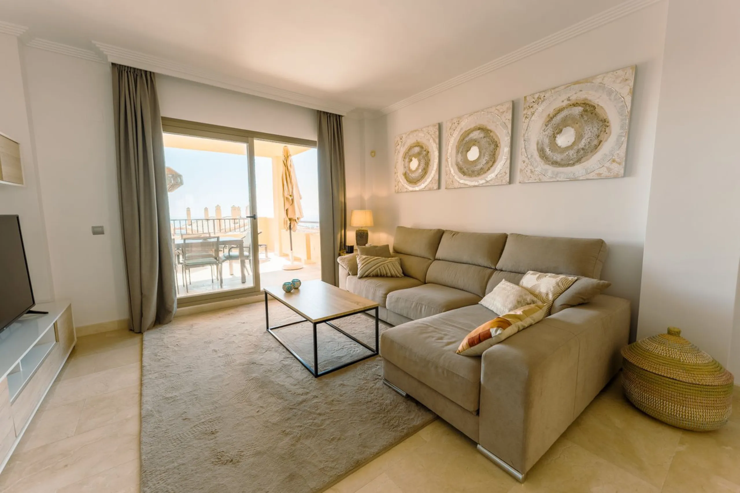 Apartment - Middle Floor Apartment в продаже в Estepona, Málaga. В доме 2 спален и 2 ванных комнат. Площадь дома 120 м²