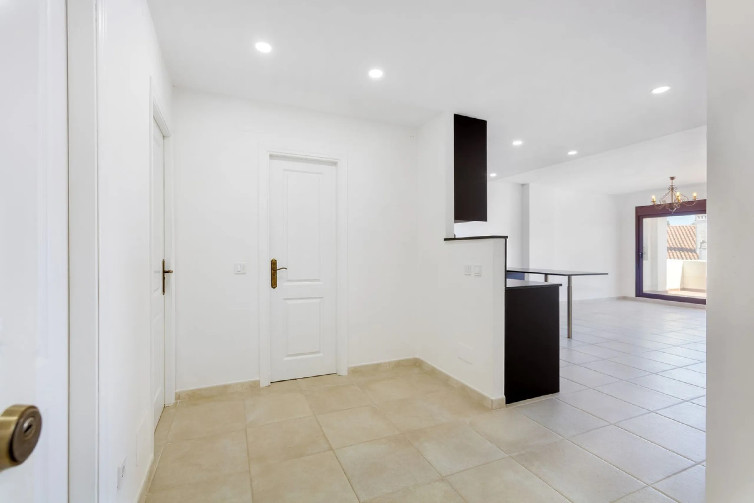 Great value 3-bedroom apartment in Nueva Andalucía, within walking distance to all amenities.