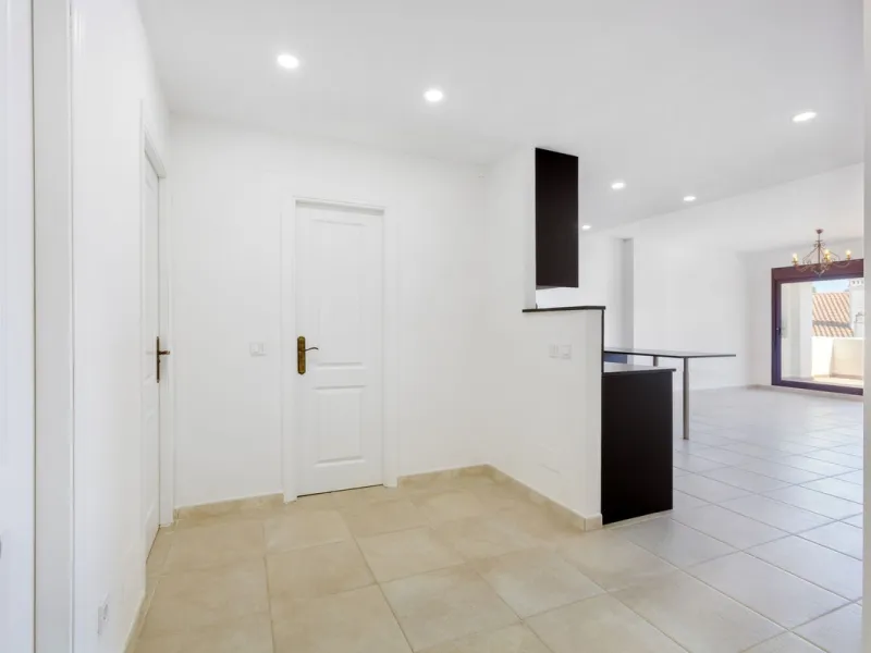 Great value 3-bedroom apartment in Nueva Andalucía, within walking distance to all amenities.