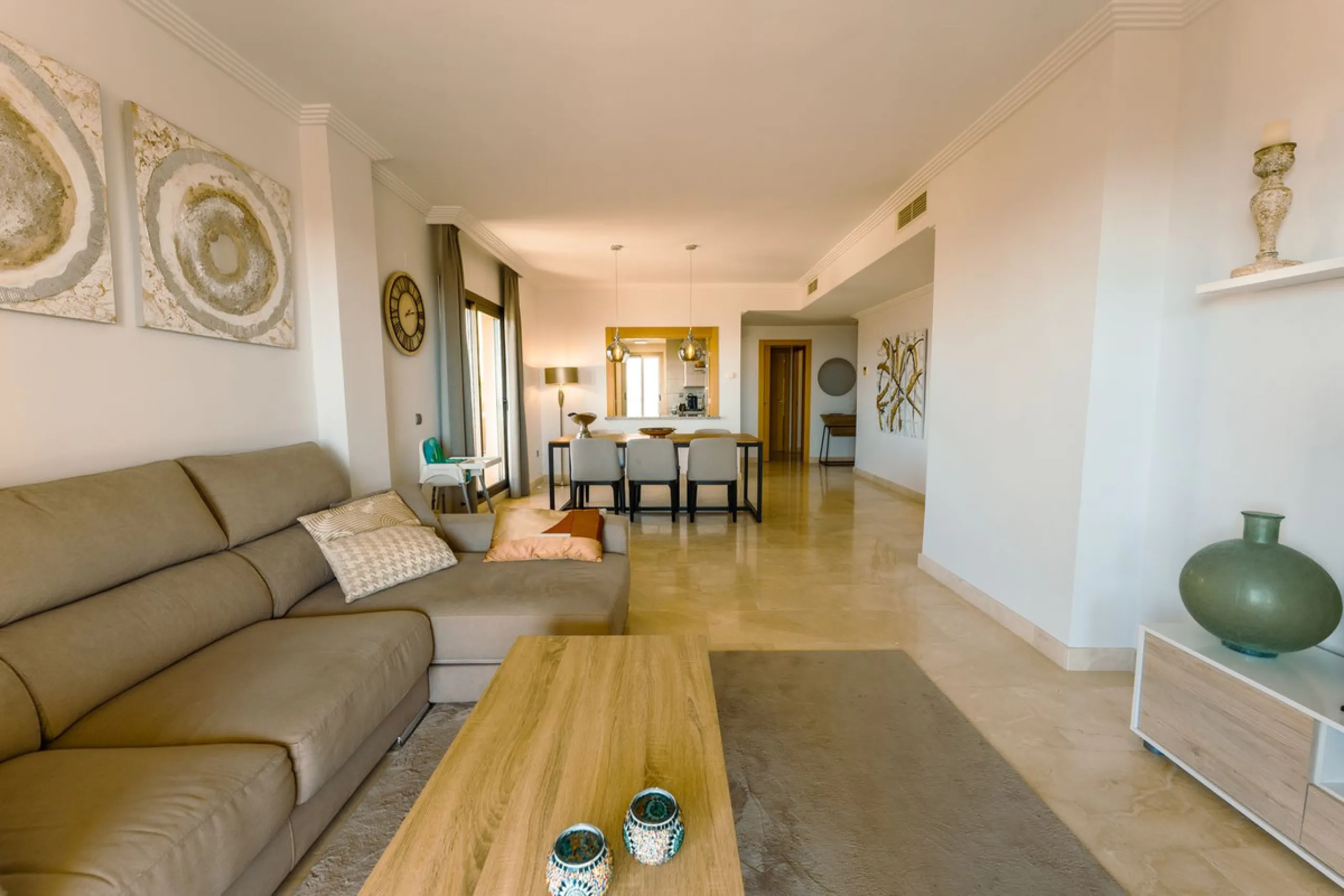 Apartment - Middle Floor Apartment в продаже в Estepona, Málaga. В доме 2 спален и 2 ванных комнат. Площадь дома 120 м²