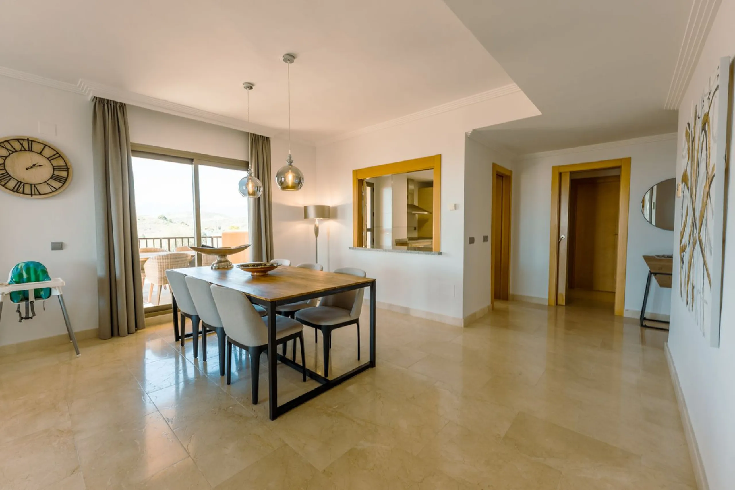 Apartment - Middle Floor Apartment в продаже в Estepona, Málaga. В доме 2 спален и 2 ванных комнат. Площадь дома 120 м²