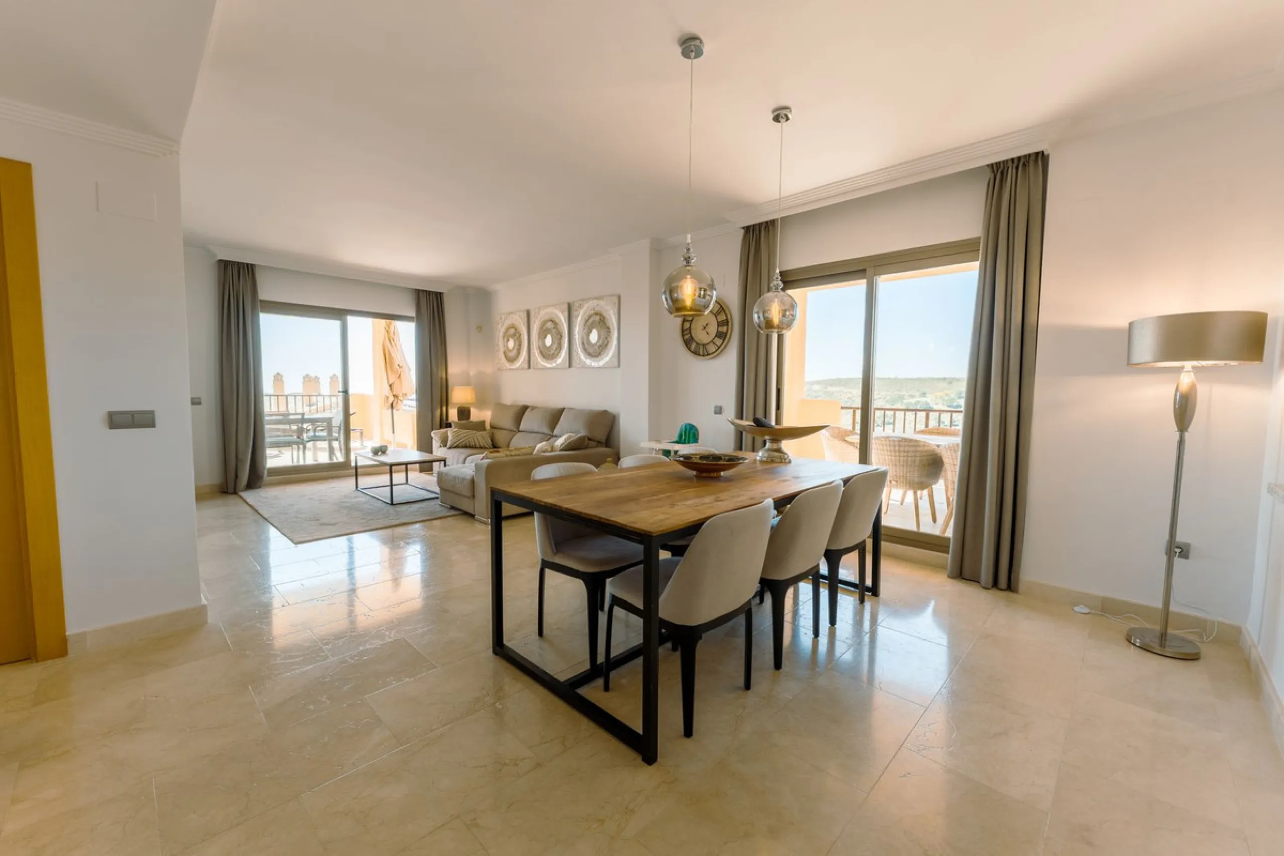 Apartment - Middle Floor Apartment в продаже в Estepona, Málaga. В доме 2 спален и 2 ванных комнат. Площадь дома 120 м²