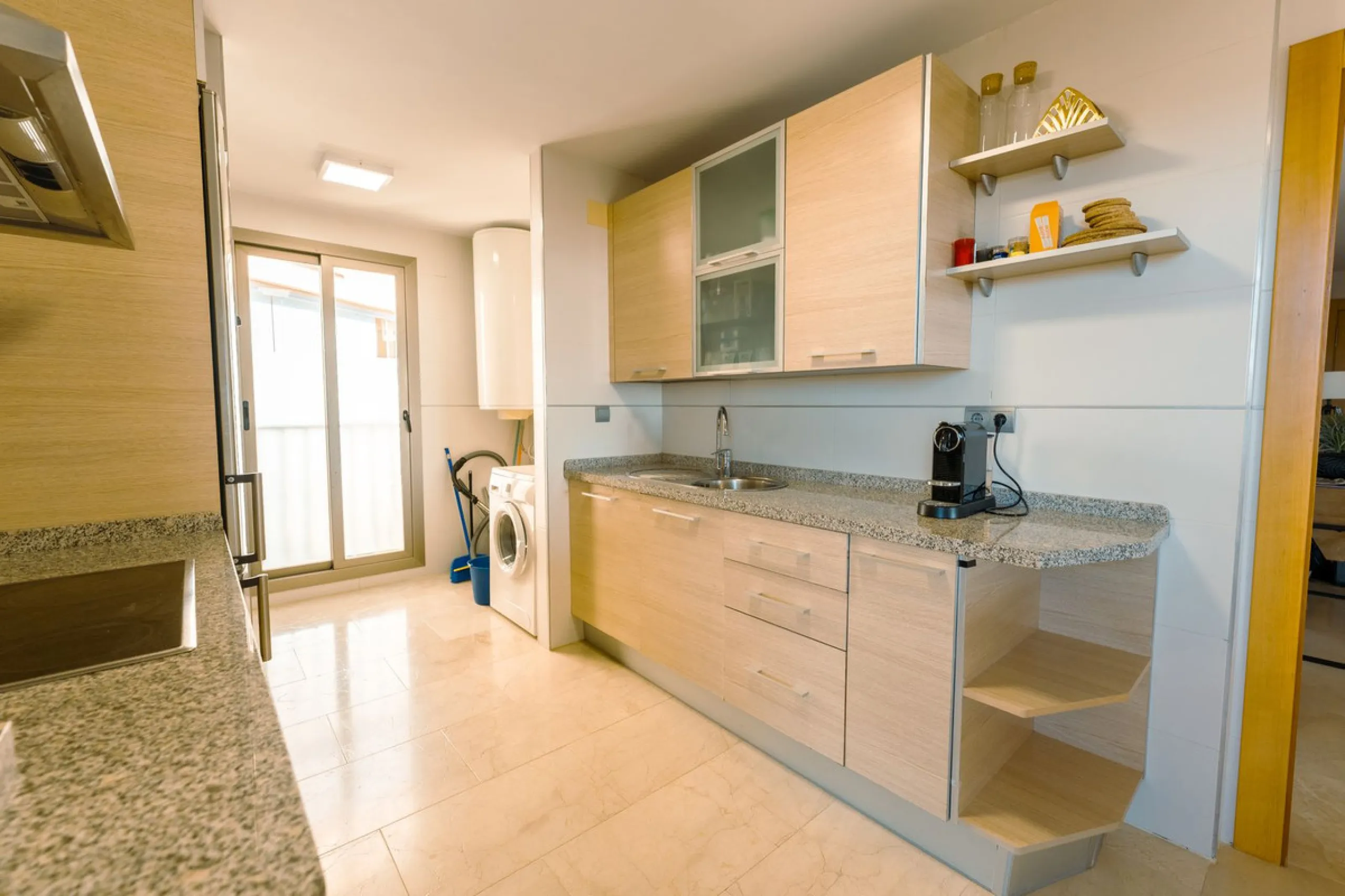 Apartment - Middle Floor Apartment в продаже в Estepona, Málaga. В доме 2 спален и 2 ванных комнат. Площадь дома 120 м²