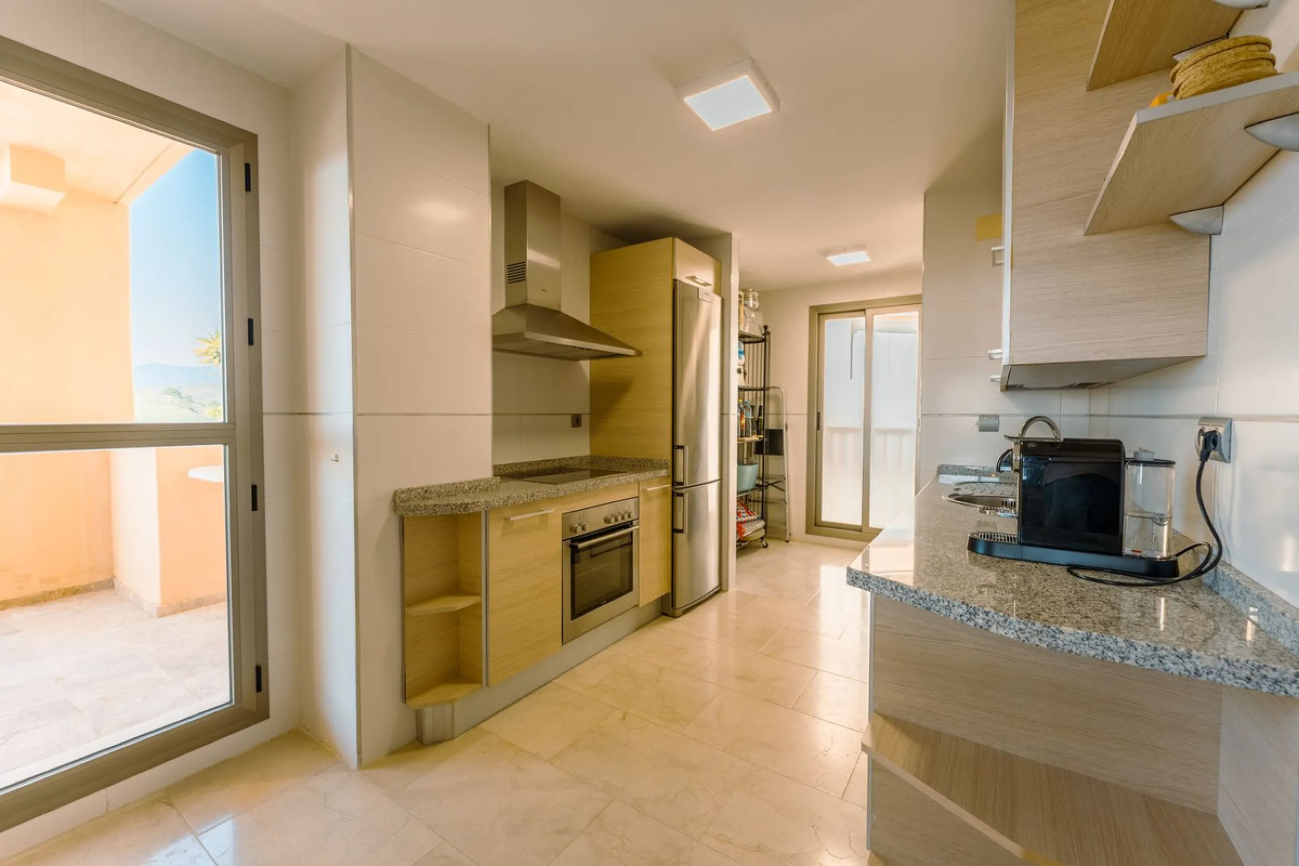 Apartment - Middle Floor Apartment в продаже в Estepona, Málaga. В доме 2 спален и 2 ванных комнат. Площадь дома 120 м²