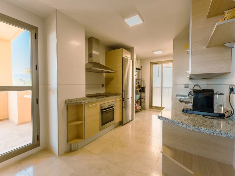 Apartment - Middle Floor Apartment в продаже в Estepona, Málaga. В доме 2 спален и 2 ванных комнат. Площадь дома 120 м²
